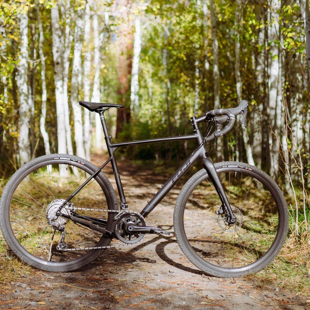 Fuji Bikesさんのインスタグラム写真 - (Fuji BikesInstagram)「😏 Here's what Bikerumor.com had to say about the #fujibikes #jari: "After my time on the Fuji Jari, I wonder why more bike companies don’t release premium alloy gravel bikes. The Fuji Jari is inspiring with a sea of matte carbon gravel bikes ranging from $4K upward that would have difficulty matching its performance."  #gravelride #gravelroad #adventurebike #adventurebikes」8月15日 23時00分 - fujibikes