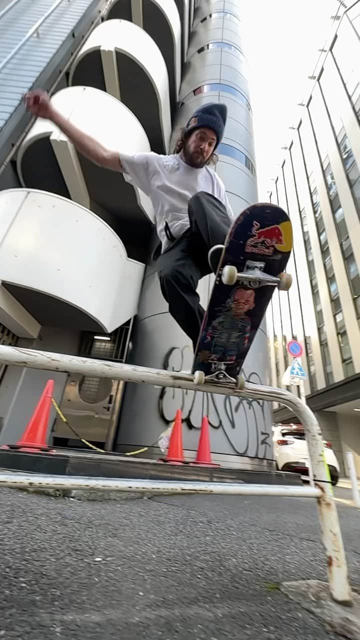 レッドブルのインスタグラム：「🇯🇵 Tokyo we out here! Catch the squad at the demo this Friday and in Osaka on Sunday for the Red Bull Drop In Japan Tour!  『Red Bull Drop In Japan Tour』に参加するトップスケーターが日本に到着🇯🇵🔥  東京 & 大阪で開催されるデモセッションの詳細は @redbulljapan プロフィール🔗から✔️」