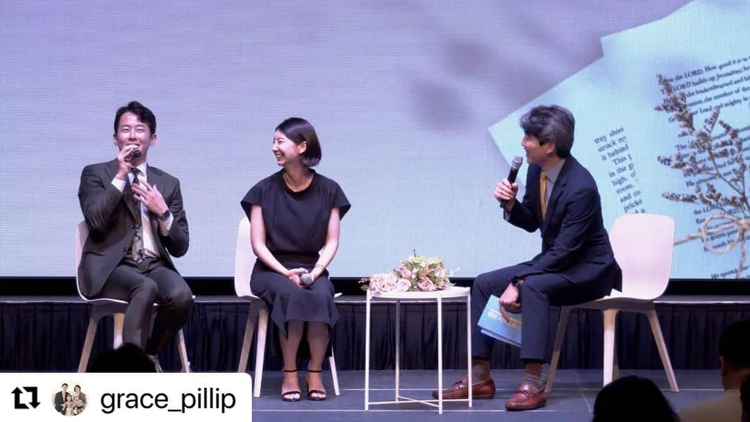 チェ・フィリップのインスタグラム：「#Repost @grace_pillip  ・・・ 새롭게 하소서 이후 저희가 드러날까봐  더이상 간증은 하지 않겠다 다짐했었어요.   우리교회에서 여름특강에 저희 가족 이야기에 대해 간증 요청이 있었고,  우리를 위해 기도해주신 동역자 분들께  감사함을 전하자 라는 편안한 마음으로 강단위에 올랐었어요.   그리고 목사님께서 간증 이후에  분명히 주시는 은혜가 있을거라 말씀해주셨죠.   그날밤 한참 도운이가 힘들었을 시기 썼던  영성일기 이자 도운이에게 썼던 편지를 읽고  얼마나 울고 얼마나 감사했는지요.   슈돌이 방영된 오늘, 인친님들과 그날의 은혜와 감사를 나누고 싶어 1년전 도운이에게 썼던 편지를 함께 나누어 봅니다.  _______________________  사랑하는 도운아 2차 항암을 하러 너와 아빠가 병원에 갔다.  너와 아빠가 병원에 가니 온 집안이 텅 빈것 같다.  너를 생각하면 가슴이 시려 잠이 오지 않는다.  인생에 고난이 계절로 겨울이라면,  추우디 추운 한겨울의 캄캄한 밤을 지나는 것 같아.  그래도 우리가 지금 이 시간을 견딜 수 있는것은  만물이 소생하는 봄이 올 것이라는것을 알기 때문이지.   애초에 너의 치료과정이 길고 지난할 것이라는걸  알고 있었고, 각오를 했음에도  네가 병원에 가있을때는 유독 더 춥고 캄캄하다.  칠흙같다.   도운아  엄마는 이 시간이 빨리 지나기를 기도하지 않는다.   이 추운겨울,  주님이 우리를 만나주시기를 기도한다.  우리의 기도가 계절의 흐름을 재촉하지 않아도  이 추운겨울을 주관하는 분이 누구인지  분명하게 알기를 소망한다.   네가, 우리가 이 계절을 잘 지날 수 있기를 기도한다.  봄을 기다릴 수 있는 인내를 허락하시고,  주님이 일 하고 계심을,  우리와 함께 하심을 직면하기를 기도한다.   사랑하는 도운아, 엄마는 매 순간 너를 그리워한다.  이 혹독한 겨울이 축복이였음을 고백하는 날이 오리라 믿는다.   사랑한다. 사랑한다. 사랑한다.   2022. 7. 11」