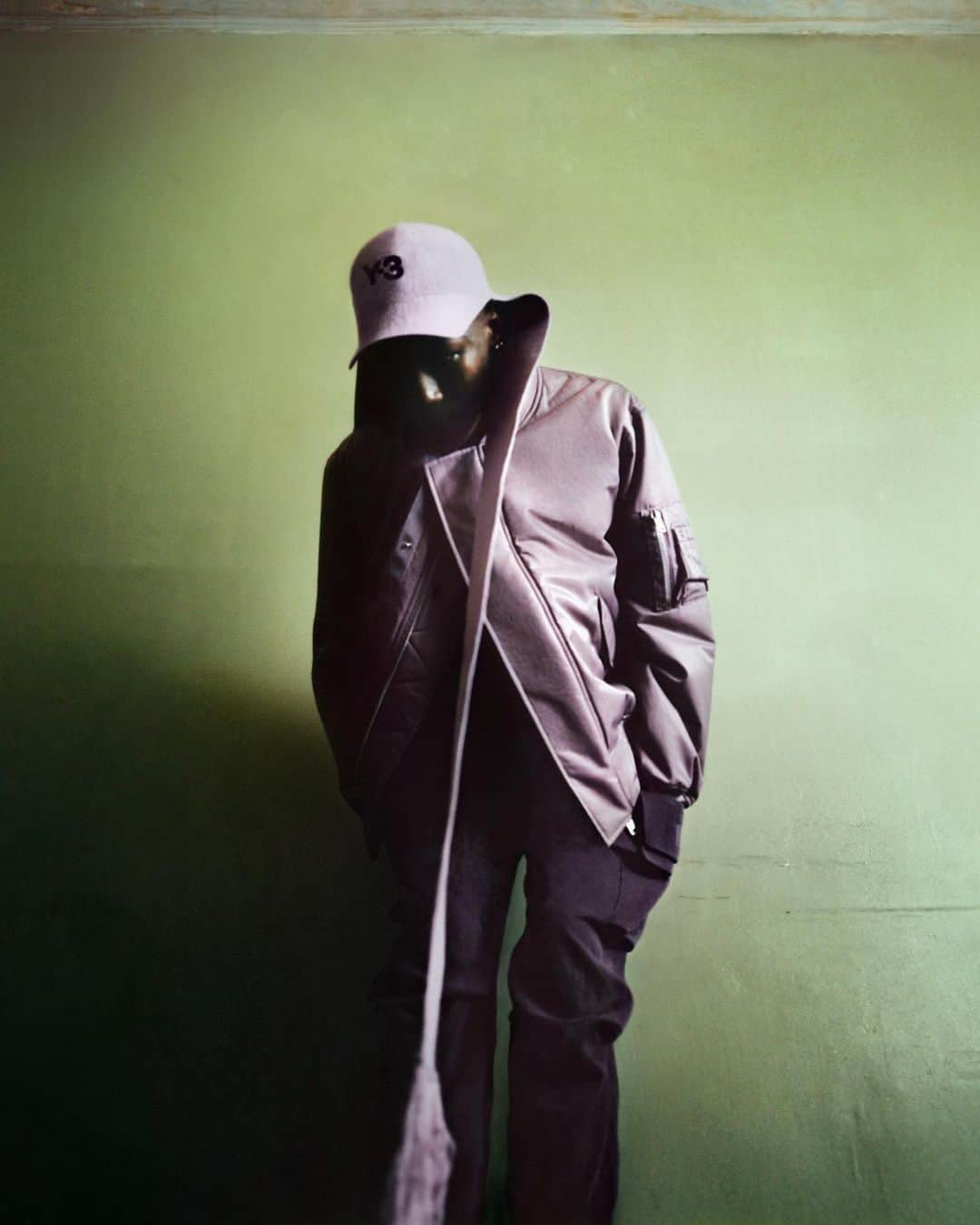 ワイスリーのインスタグラム：「@l.a.timpa​  LA Timpa's sound blurs the lines between musical genres, referencing American and​ Nigerian Gospel, avant-garde Jazz and ambient Drone music. He has noted that Hip-Hop is​ the biggest influence within his music. ​  Chapter 3, FW23​  Photographer: @1engua, Prenzlauer Berg, Berlin, 2023.​  #adidas #Y3 #YohjiYamamoto」