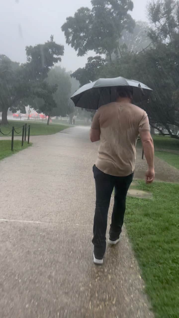 ジャスティン・ターナーのインスタグラム：「Am I using this umbrella wrong???  🎥 @court_with_a_k」