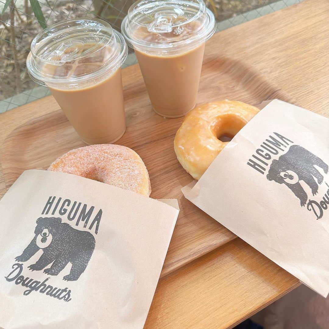 八木沙季のインスタグラム：「🤍🤍  📍#HIGUMADoughnuts / 表参道  出来たてのふわふわドーナッツ🍩 めちゃくちゃおいしかった…🥹 あつあつふわふわで感動…🥹 しかも大好きなくまのロゴ🧸♡ 絶対にまた行きたいカフェ！  #表参道カフェ  #ドーナッツ」