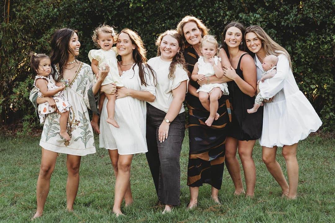 コリー・ロバートソンのインスタグラム：「Girl fam keeps growing and it’s oh so sweet! We’ve already added 2 to the fam in 2023…wonder if there will be one more 🤗 what do you think @marykaterob is having?? 🩷💙So excited!!  📷: @anniehockphoto」