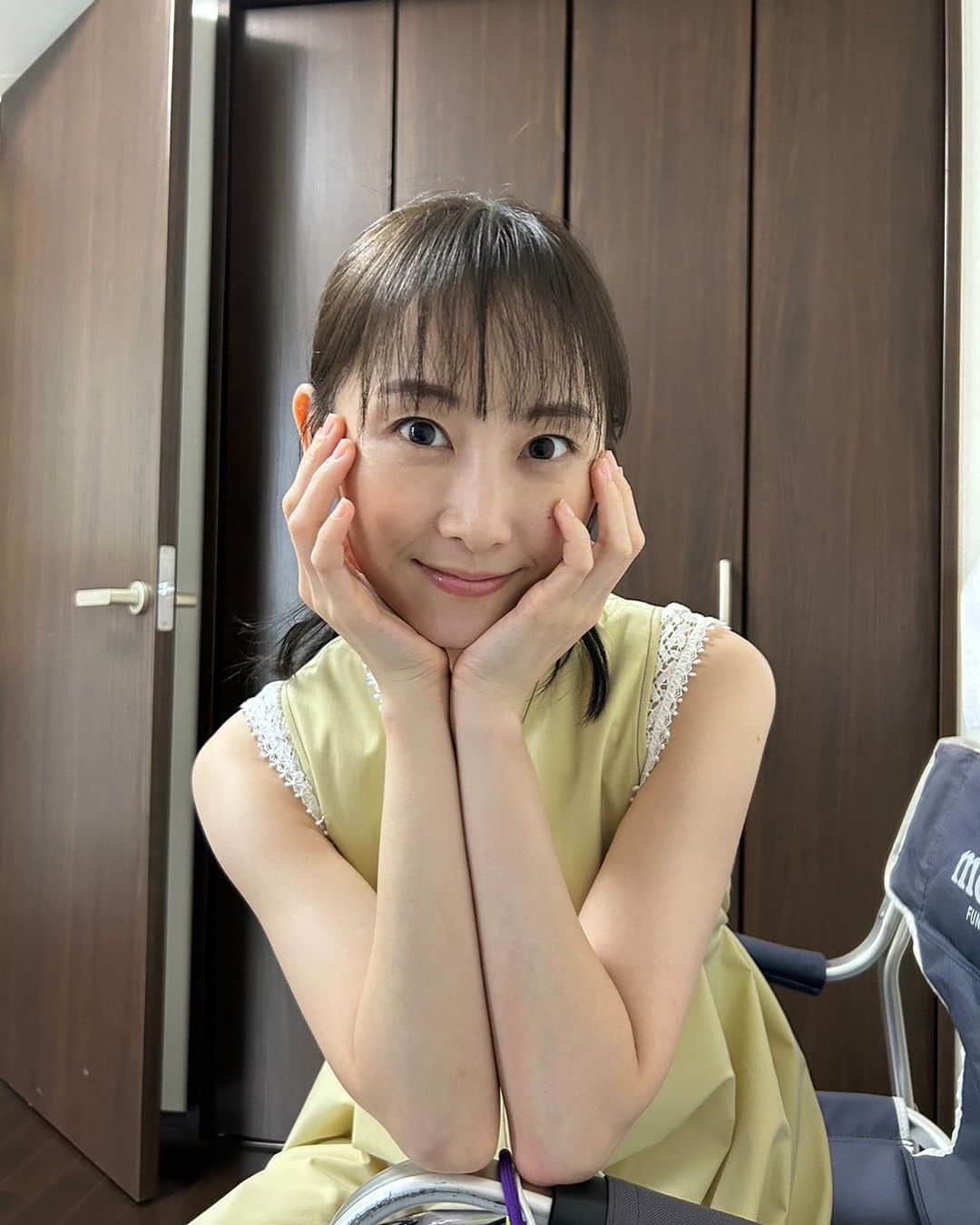 松井玲奈のインスタグラム：「今日も『やわ男とカタ子』の撮影でした！ 雨にも負けず頑張ったぞー！ 第2話はご覧いただけましたか？？切ない終わり方で、3話がどうなるのかそわそわですね、、、。 まだ見てないよ！って方はTVerなどの配信サイトでご覧たいただけるので、ぜひ✨」