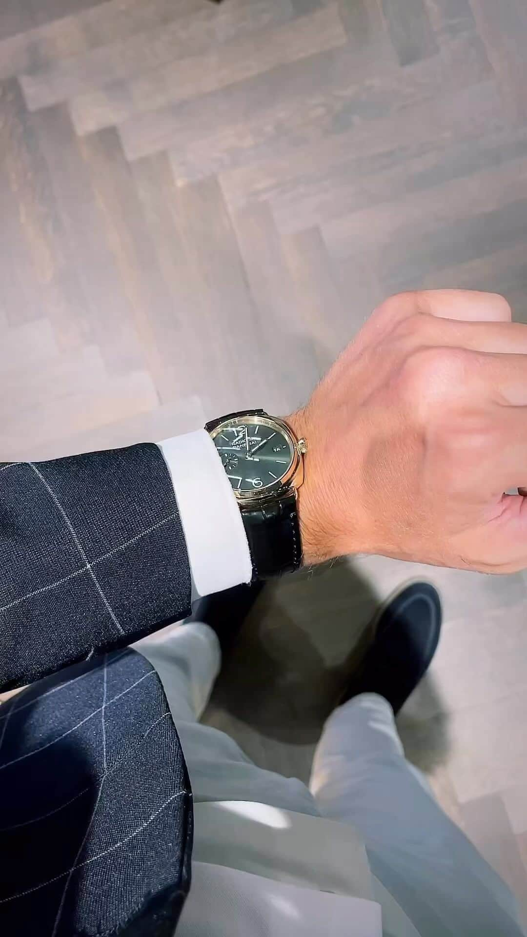 パネライのインスタグラム：「The Goldtech Radiomir case and green sun brushed dial is just so sexy don’t you think? This is the #PAM1437 40mm Quaranta powered by the P.900 Automatic movement.  Video by @panerai.antwerp #PaneraiCentral #Panerai」