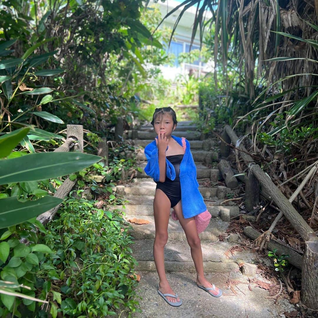 西山美希子さんのインスタグラム写真 - (西山美希子Instagram)「６月から始まった　 ながいながーい娘の夏休みが とうとう今日で終わり 明日から学校です  おてんばガールは 真っ黒に焼けて イルカのように海で潜って泳いで 大きなカニやトカゲを素手でガンガンつかまえて 魚もたくさん釣りました 　 コスメとファッションと韓国とダンスを こよなく愛する娘ですが 娘のいちばんの魅力は自然の中で 元気いっぱいキラキラと輝くところ✨  さぁ 明日から新学年、新クラスに新しい先生 今年も学校休みたくないと泣くほど 楽しいスクールライフになりますように！」8月15日 23時15分 - mariaclove