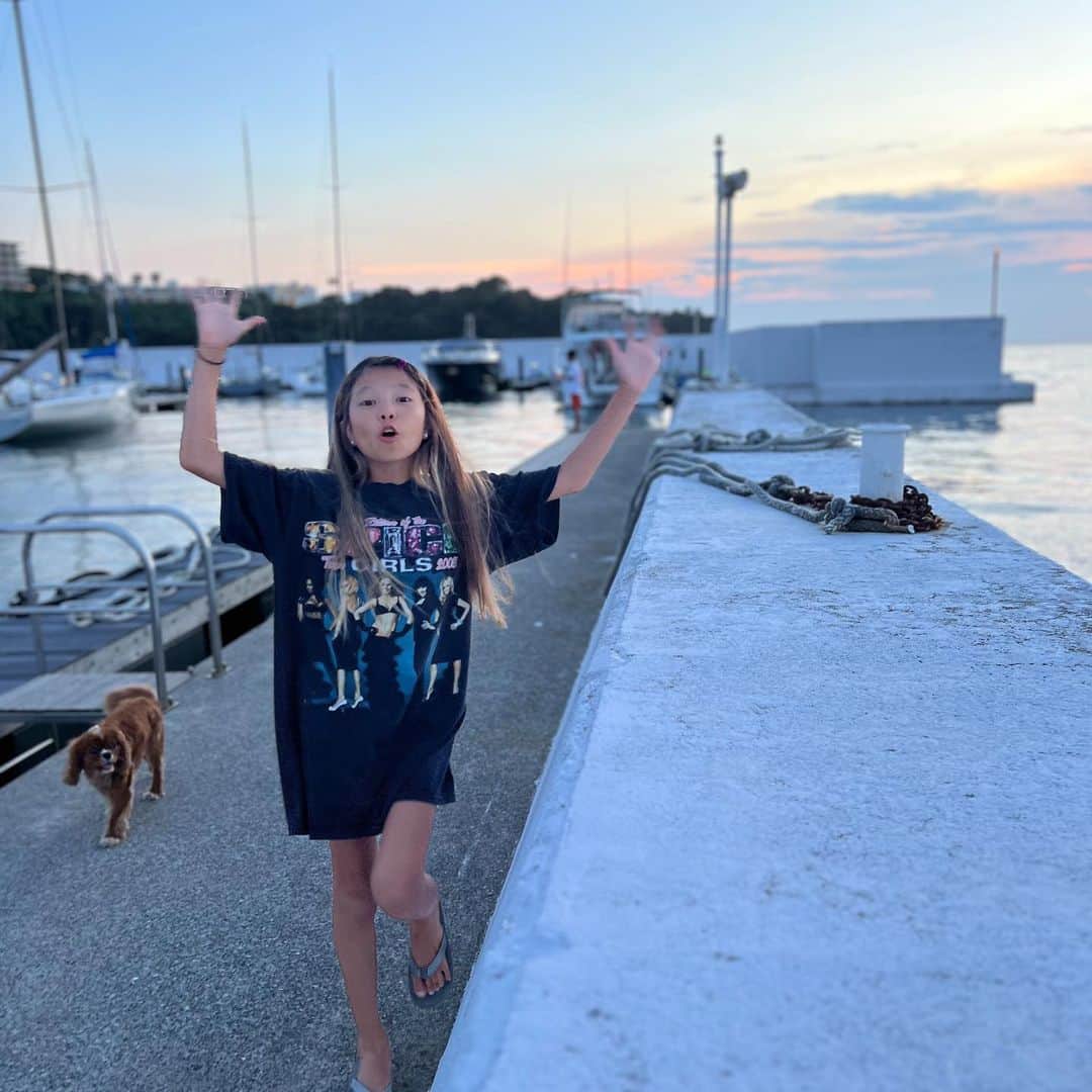 西山美希子のインスタグラム：「６月から始まった　 ながいながーい娘の夏休みが とうとう今日で終わり 明日から学校です  おてんばガールは 真っ黒に焼けて イルカのように海で潜って泳いで 大きなカニやトカゲを素手でガンガンつかまえて 魚もたくさん釣りました 　 コスメとファッションと韓国とダンスを こよなく愛する娘ですが 娘のいちばんの魅力は自然の中で 元気いっぱいキラキラと輝くところ✨  さぁ 明日から新学年、新クラスに新しい先生 今年も学校休みたくないと泣くほど 楽しいスクールライフになりますように！」