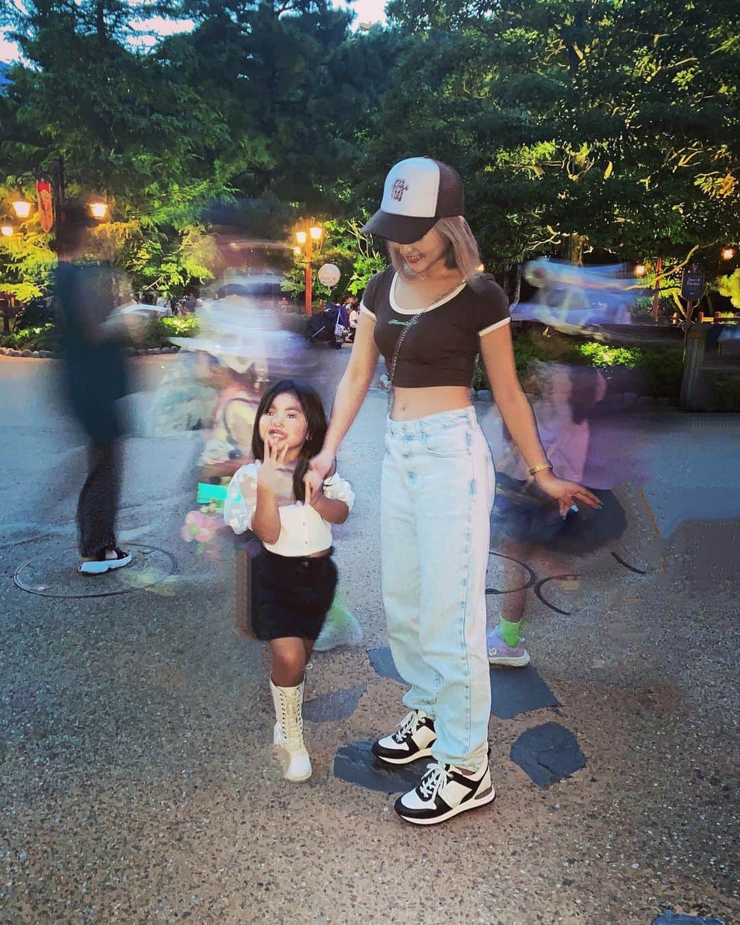 ちゃんみのインスタグラム：「夕方からもいいね🐭 #disney  #disneyland #美女と野獣  何回乗っても感動するね #へそピどこいったん？ #親子#親子コーデ #4歳#ootd」