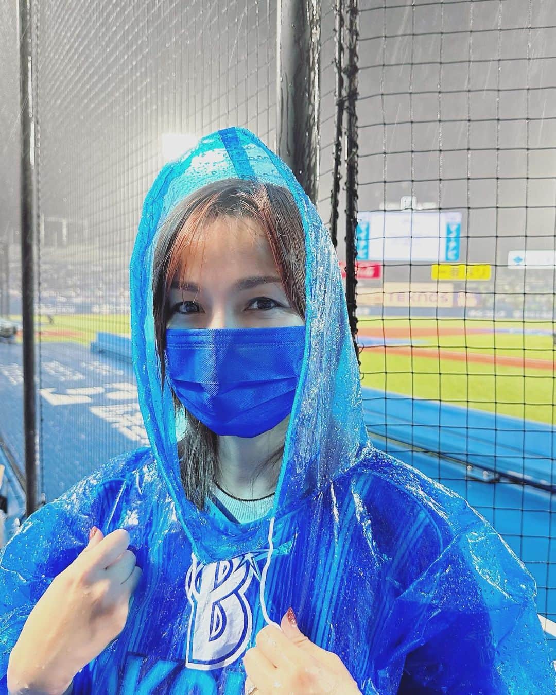 相川七瀬さんのインスタグラム写真 - (相川七瀬Instagram)「本日、神宮現地観戦でした。途中何度も大雨で中断しながらも試合終了！　勝ちました😂👍 さぁ、明日も頑張れ、ベイスターズ⚾️💙  #横浜 #ベイスターズ #雨の球場」8月15日 23時12分 - nanasecat