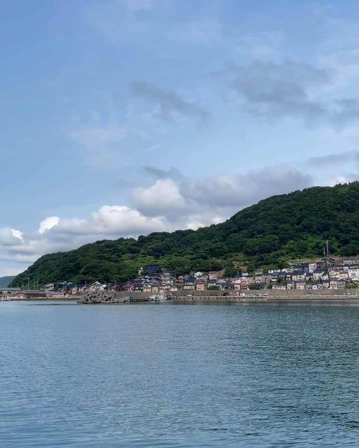 鉄拳のインスタグラム：「海に行ってきました〜！✨  海を見ながら約2時間、ぼーっとしました。笑  お腹が空いたのでジャムバターパンを食べる。  最高〜♫  ここのトイレがいつもとても綺麗でびっくり。本当にありがたいです！いつも清掃されている方に直接お礼を言いたい位綺麗で、感動しました。ありがとうございます！✨  海とパンとトイレに癒されました〜。☺️  #鉄拳　#海とちび鉄拳　#ジャムバターパン  #とても綺麗なトイレ　#いつもありがとうございます✨　#新潟県　#上越　#しおかぜ公園☺️✨」