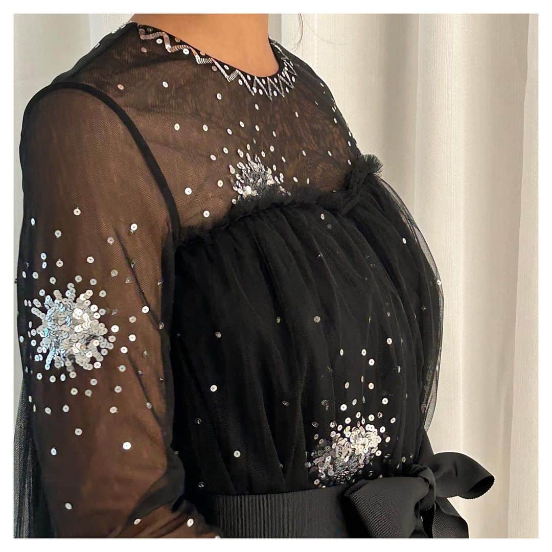 NOVARESE Dress Officialさんのインスタグラム写真 - (NOVARESE Dress OfficialInstagram)「⁡ 黒いチュールにシルバーの装飾 背中はプリーツチュールで同じチュールでもリズムを変えたデザインがアイキャッチングです ⁡ お問い合わせ・試着予約は、お近くのノバレーゼまで ⁡ Dress: Rhodes (Huishan Zhang) @huishanzhang @novaresewedding  ⁡ #ノバレーゼウエディング #ノバレーゼ #ノバレーゼドレス #プレ花嫁 #東京花嫁 #関西花嫁 #名古屋花嫁 #広島花嫁 #福岡花嫁 #ウエディングドレス #ノバレーゼ花嫁 #novaresewedding #novarese #huishanzhang」8月15日 14時25分 - novaresewedding