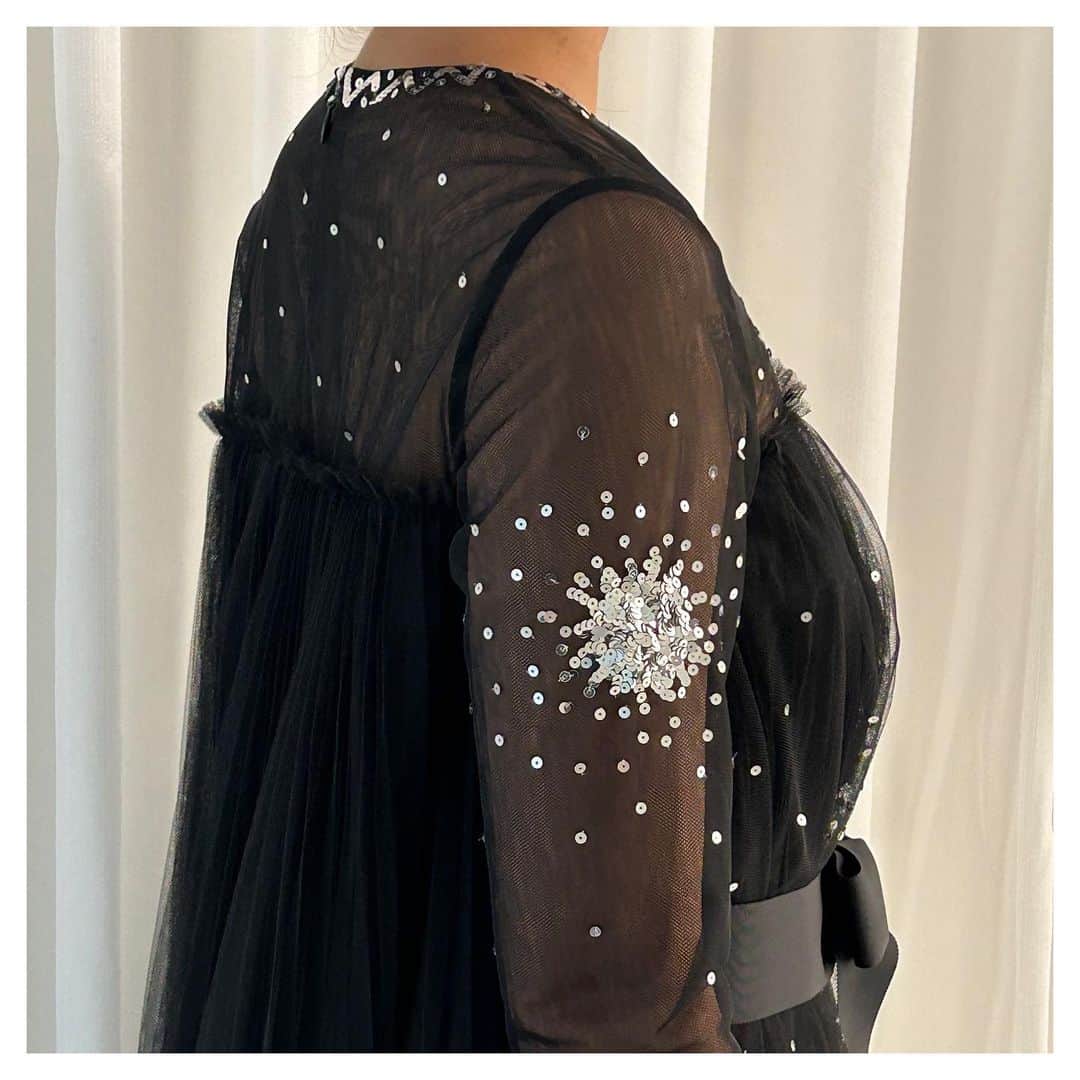 NOVARESE Dress Officialさんのインスタグラム写真 - (NOVARESE Dress OfficialInstagram)「⁡ 黒いチュールにシルバーの装飾 背中はプリーツチュールで同じチュールでもリズムを変えたデザインがアイキャッチングです ⁡ お問い合わせ・試着予約は、お近くのノバレーゼまで ⁡ Dress: Rhodes (Huishan Zhang) @huishanzhang @novaresewedding  ⁡ #ノバレーゼウエディング #ノバレーゼ #ノバレーゼドレス #プレ花嫁 #東京花嫁 #関西花嫁 #名古屋花嫁 #広島花嫁 #福岡花嫁 #ウエディングドレス #ノバレーゼ花嫁 #novaresewedding #novarese #huishanzhang」8月15日 14時25分 - novaresewedding