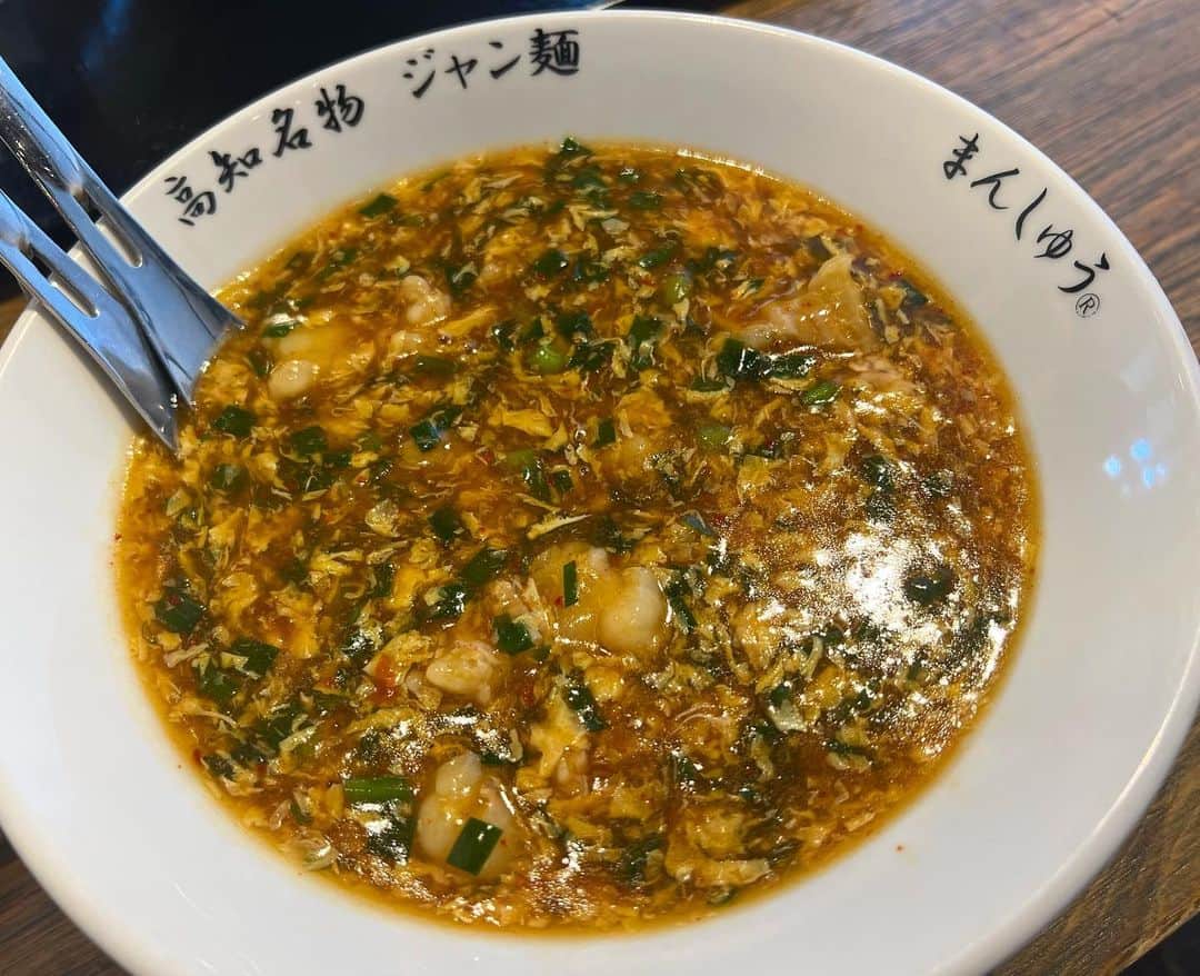 のインスタグラム：「高知に行って感動したグルメNo1💓 . . パパが👨よく食べるらしく 食べてみたらヤミツキになるうまさで 最後ご飯入れてまで食べちゃった😋🙏 . サイドメニューの唐揚げも美味しかった〜♡ . . 是非ともお勧めしたいグルメでございますね☝️ ホルモンなので食べすぎると🐖。 . #高知グルメ #高知県 #高知 #高知ラーメン #じゃんめん #ホルモンラーメン #高知観光 #美味しかった♡ #まんしゅう #濃いめラーメン」