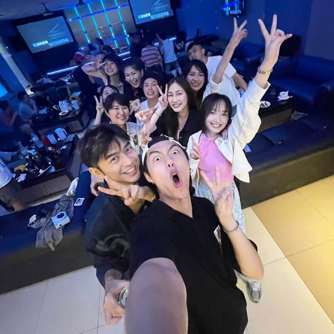 チェン・ボーリンのインスタグラム：「電影《還錢》 殺青了❗️🎬 謝謝導演Leo和如芬姐的邀請～ 一起完成了一部超好玩的新作品🎥🎞️ 有來自馬來西亞的銘忠哥、香港的思韵～ 凡熙，哲熹，大飛，等等等～太多人啦～～～✨✨✨ 還有許多老朋友和新朋友～ 從開拍到殺青，都是很歡樂的時光✨ 謝謝所有工作人員🫶🏻殺青快樂🫰🏻✨✨✨  期待電影明年與大家相見嘍～  💰💸💵💶💷💴🤑🧧」