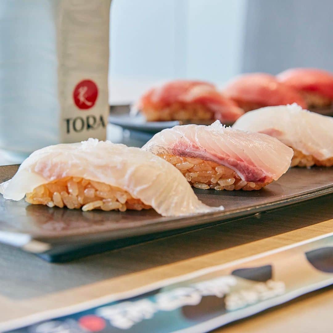 二子玉川ライズさんのインスタグラム写真 - (二子玉川ライズInstagram)「お寿司の概念が変わる...！ニューウェーブ握り寿司🍣  ちょっと贅沢気分を味わいたい日に訪れる「九州寿司 寿司虎 Aburi Sushi TORA」。  ここで味わえるのは、甘めの赤シャリに直火焼きで炙ったネタを塩で仕上げた炙り寿司を始めとした、寿司の概念を覆す新進気鋭のお寿司屋さんなの！  私のおすすめは、大トロ、中トロ、赤身が並ぶお店の一番人気の「熟成 本まぐろづくし」。  真鯛、かんぱち、ひらめ 活き締めコリコリ食感を塩レモンでいただく「塩レモンづくし三貫にぎり」もぜひ食べてもらいたい一皿🥢  サーモン、海老、サバ 香ばしい炙りの風味が食欲をそそる「炙り押し寿司」も外せない逸品！  今日はおいしいお寿司が食べたい…！そんな気分の時は寿司虎をチェックしてみて😉  ーーーーーーーーーーーーーーーーーーーーーー 九州寿司 寿司虎 Aburi Sushi TORA（タウンフロント 7F）  ▽1・2枚目 熟成 本まぐろづくし　1,276円（税込） ▽3枚目 塩レモンづくし三貫にぎり　704円（税込） ▽4枚目 炙り押し寿司　495円（税込） ーーーーーーーーーーーーーーーーーーーーーー  #二子玉川ライズ #二子玉川 #にこたま #二子玉 #futakotamagawa #九州寿司寿司虎 #九州寿司 #寿司虎 #寿司 #寿司ランチ #お寿司ランチ #お寿司 #お寿司が好き #ランチ #東京ランチ #二子玉川ランチ #二子玉川寿司 #世田谷ランチ #世田谷寿司 #炙り寿司 #まぐろ #まぐろ好き #本まぐろ #サーモン #押し寿司 #回転寿司 #寿司好き #海鮮 #海鮮好き #海鮮ランチ」8月15日 14時32分 - rise_shopping_center