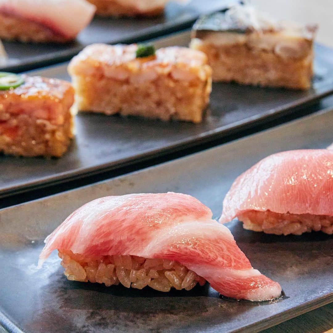 二子玉川ライズのインスタグラム：「お寿司の概念が変わる...！ニューウェーブ握り寿司🍣  ちょっと贅沢気分を味わいたい日に訪れる「九州寿司 寿司虎 Aburi Sushi TORA」。  ここで味わえるのは、甘めの赤シャリに直火焼きで炙ったネタを塩で仕上げた炙り寿司を始めとした、寿司の概念を覆す新進気鋭のお寿司屋さんなの！  私のおすすめは、大トロ、中トロ、赤身が並ぶお店の一番人気の「熟成 本まぐろづくし」。  真鯛、かんぱち、ひらめ 活き締めコリコリ食感を塩レモンでいただく「塩レモンづくし三貫にぎり」もぜひ食べてもらいたい一皿🥢  サーモン、海老、サバ 香ばしい炙りの風味が食欲をそそる「炙り押し寿司」も外せない逸品！  今日はおいしいお寿司が食べたい…！そんな気分の時は寿司虎をチェックしてみて😉  ーーーーーーーーーーーーーーーーーーーーーー 九州寿司 寿司虎 Aburi Sushi TORA（タウンフロント 7F）  ▽1・2枚目 熟成 本まぐろづくし　1,276円（税込） ▽3枚目 塩レモンづくし三貫にぎり　704円（税込） ▽4枚目 炙り押し寿司　495円（税込） ーーーーーーーーーーーーーーーーーーーーーー  #二子玉川ライズ #二子玉川 #にこたま #二子玉 #futakotamagawa #九州寿司寿司虎 #九州寿司 #寿司虎 #寿司 #寿司ランチ #お寿司ランチ #お寿司 #お寿司が好き #ランチ #東京ランチ #二子玉川ランチ #二子玉川寿司 #世田谷ランチ #世田谷寿司 #炙り寿司 #まぐろ #まぐろ好き #本まぐろ #サーモン #押し寿司 #回転寿司 #寿司好き #海鮮 #海鮮好き #海鮮ランチ」