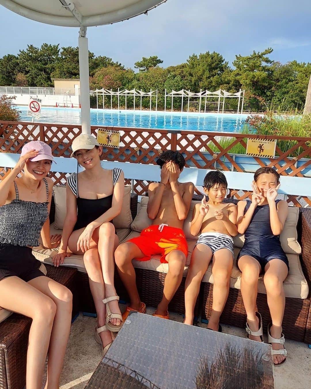 ナオのインスタグラム：「先日、じゅんちゃん親子とプールへ  @junsatoidea   甥っ子が純ちゃん達とプールに行きたいとずっと言っていたので、とーっても喜んでました。 もちろん息子も大喜び😆  純ちゃん連れてってくれてありがとう✨🙌  #夏休み #満喫中 #大好き純ちゃん親子」