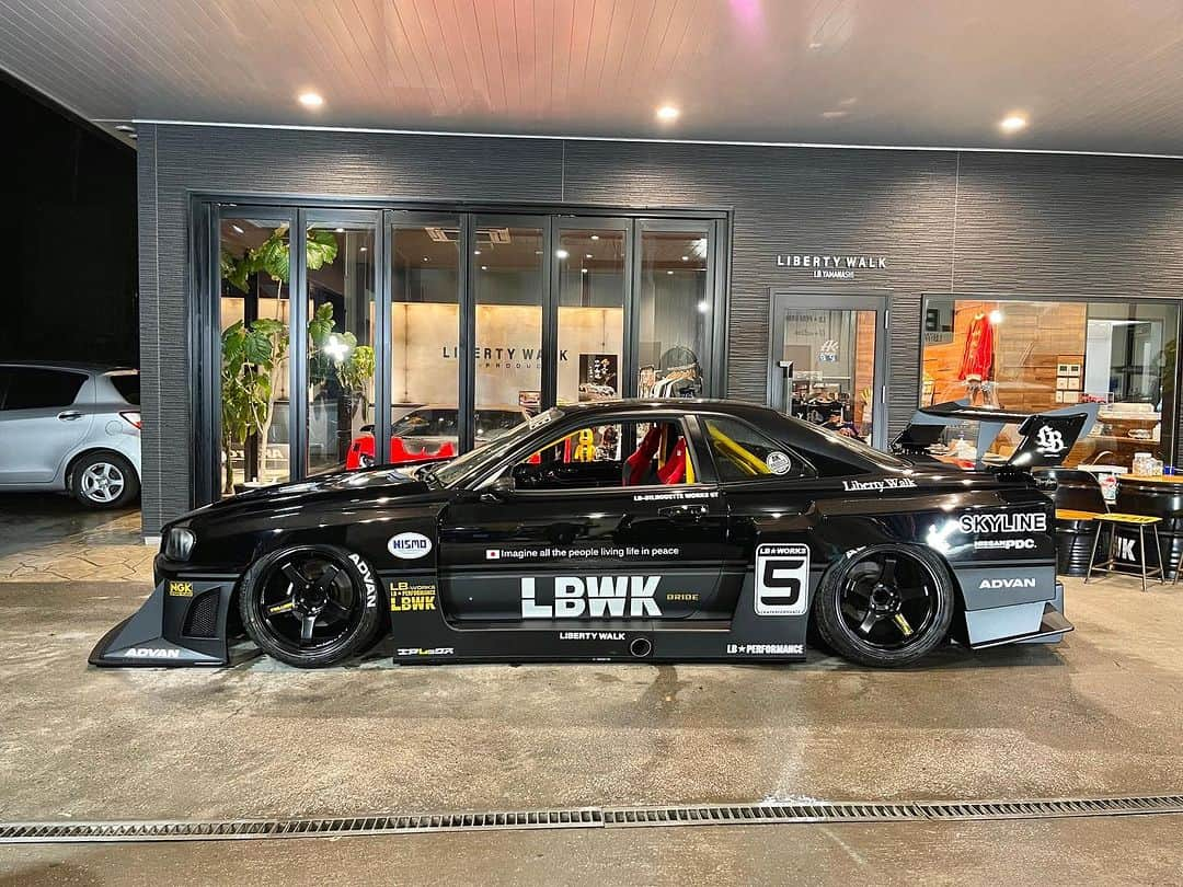 Wataru Katoさんのインスタグラム写真 - (Wataru KatoInstagram)「LB⚡️ silhouette works nissan black skyline er34 @libertywalk_tokyo_harajuku  @libertywalk_kanto  @nissan @minigtofficial  @hotwheelsofficial  @tone_japan  @liquimoly  @yokohama.rubber_jp  #libertywalk #libertywalkkato  #lbworks #lbwk #libertywalktokyo #nissan #nissanskyline  #skyline  #stance #stancenation #yokohamatire #minigt #hotwheels  #minigt #nissangtr #gtr #libertywalkeu  #fuelfest  #jdm#jdmcars  #custom#customcar」8月15日 14時37分 - libertywalkkato