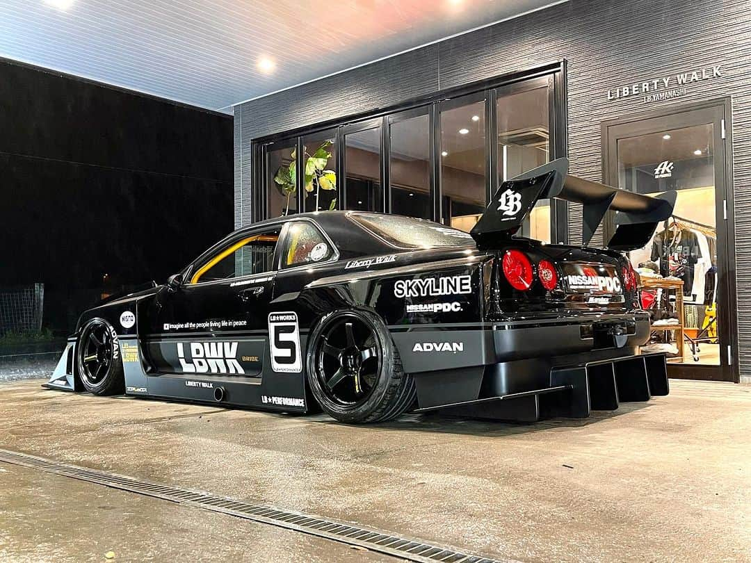 Wataru Katoさんのインスタグラム写真 - (Wataru KatoInstagram)「LB⚡️ silhouette works nissan black skyline er34 @libertywalk_tokyo_harajuku  @libertywalk_kanto  @nissan @minigtofficial  @hotwheelsofficial  @tone_japan  @liquimoly  @yokohama.rubber_jp  #libertywalk #libertywalkkato  #lbworks #lbwk #libertywalktokyo #nissan #nissanskyline  #skyline  #stance #stancenation #yokohamatire #minigt #hotwheels  #minigt #nissangtr #gtr #libertywalkeu  #fuelfest  #jdm#jdmcars  #custom#customcar」8月15日 14時37分 - libertywalkkato