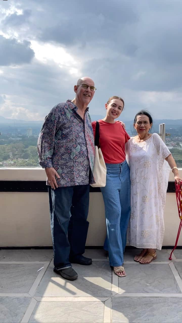 Rianti Cartwrightのインスタグラム：「Beberapa waktu lalu, aku dan keluarga pulang ke Bandung dalam rangka acara keluarga sekaligus liburan kecil di kota masa kecil aku, senang sekali bisa liburan keluarga dengan menikmati suasana kota Bandung dari PULLMAN Bandung Grand Central. Aku dan keluarga bener-bener senang dan nyaman sekali atas pelayanan yang diberikan, fasilitas yang lengkap serta area aktivitas yang sangat banyak (terutama bagi Cara Rose) membuat aku dan keluarga betah untuk menghabiskan waktu di PULLMAN BANDUNG, terimakasih @pullmanbandunggrandcentral, we will be back soon ❤️.」