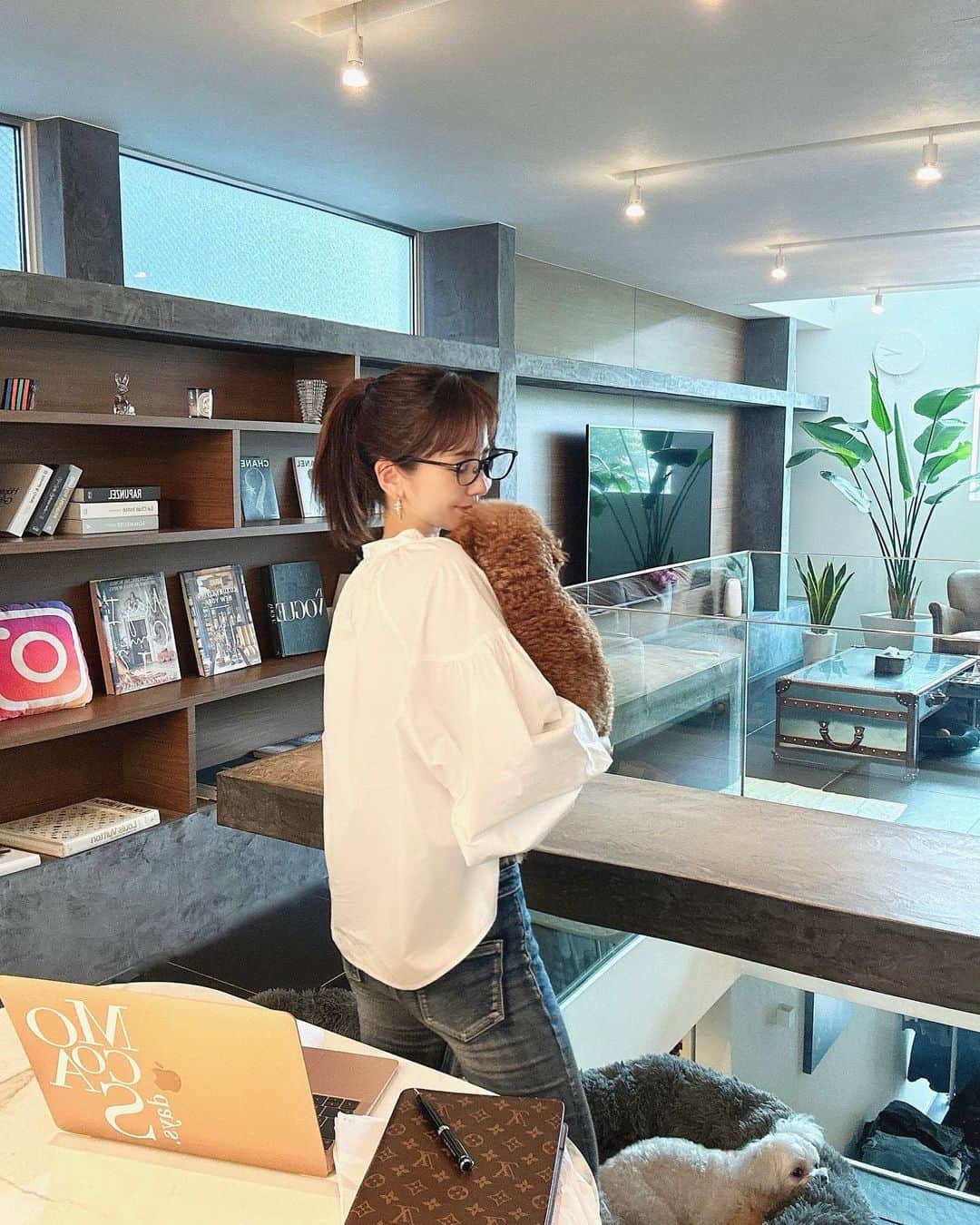 桃華絵里さんのインスタグラム写真 - (桃華絵里Instagram)「モコちゃんの後ろ姿が たくましくなってきている！👀（女子だけど笑）  上質で適量なものを食べて健康的に 毛も尻尾も フワフワになってきました♡  安心安全の @harapeko_market さんチキンも 食べたりしています🍗  人間もですが、ワンちゃんもカラダに入れるものは とっても大切🍲  今日も1日が あっという間に過ぎて行く〜🕒   🐻🐻‍❄️の癒しのパワーをもらいながら  残りの👩🏼‍💻がんばるぞー！  台風…どうか大きな災害になりませんように 皆様お気をつけ下さい🥺🙏🏻  #mylife #myhome  #保護犬  #繁殖犬だった子  #保護犬を家族に」8月15日 14時49分 - _momoka828_