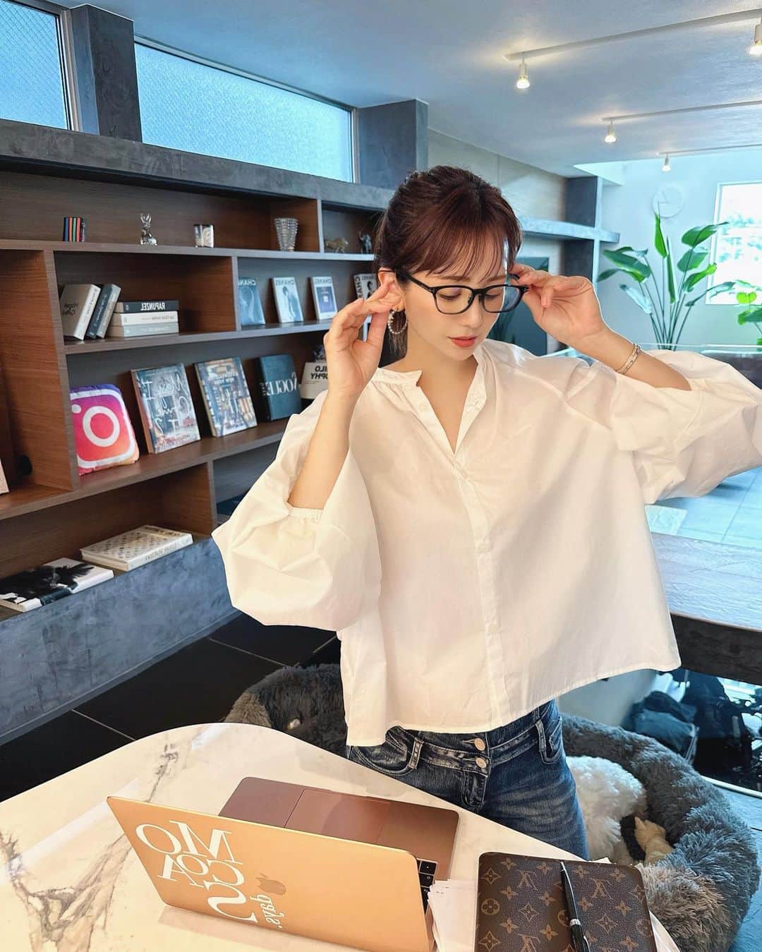 桃華絵里さんのインスタグラム写真 - (桃華絵里Instagram)「モコちゃんの後ろ姿が たくましくなってきている！👀（女子だけど笑）  上質で適量なものを食べて健康的に 毛も尻尾も フワフワになってきました♡  安心安全の @harapeko_market さんチキンも 食べたりしています🍗  人間もですが、ワンちゃんもカラダに入れるものは とっても大切🍲  今日も1日が あっという間に過ぎて行く〜🕒   🐻🐻‍❄️の癒しのパワーをもらいながら  残りの👩🏼‍💻がんばるぞー！  台風…どうか大きな災害になりませんように 皆様お気をつけ下さい🥺🙏🏻  #mylife #myhome  #保護犬  #繁殖犬だった子  #保護犬を家族に」8月15日 14時49分 - _momoka828_