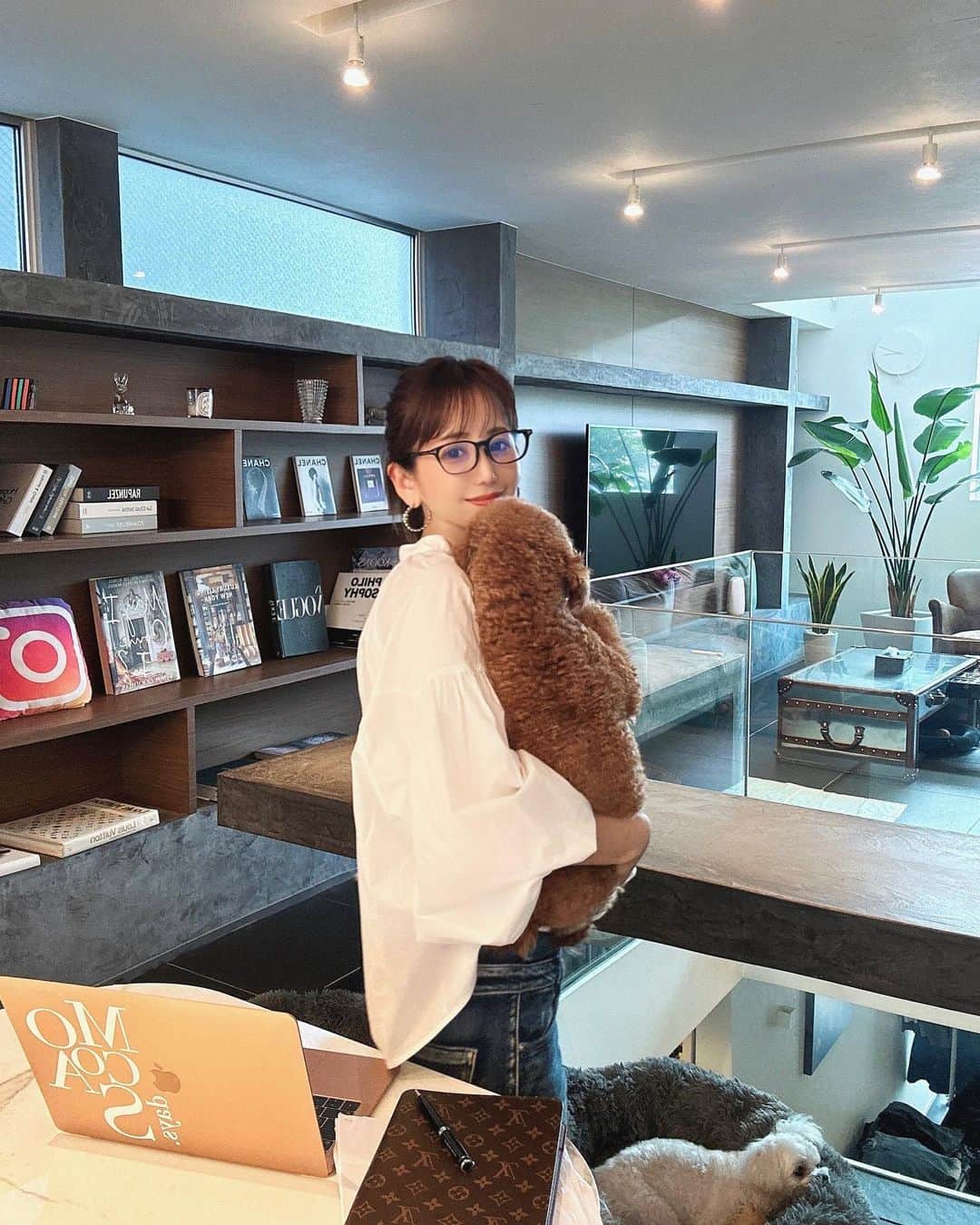 のインスタグラム：「モコちゃんの後ろ姿が たくましくなってきている！👀（女子だけど笑）  上質で適量なものを食べて健康的に 毛も尻尾も フワフワになってきました♡  安心安全の @harapeko_market さんチキンも 食べたりしています🍗  人間もですが、ワンちゃんもカラダに入れるものは とっても大切🍲  今日も1日が あっという間に過ぎて行く〜🕒   🐻🐻‍❄️の癒しのパワーをもらいながら  残りの👩🏼‍💻がんばるぞー！  台風…どうか大きな災害になりませんように 皆様お気をつけ下さい🥺🙏🏻  #mylife #myhome  #保護犬  #繁殖犬だった子  #保護犬を家族に」
