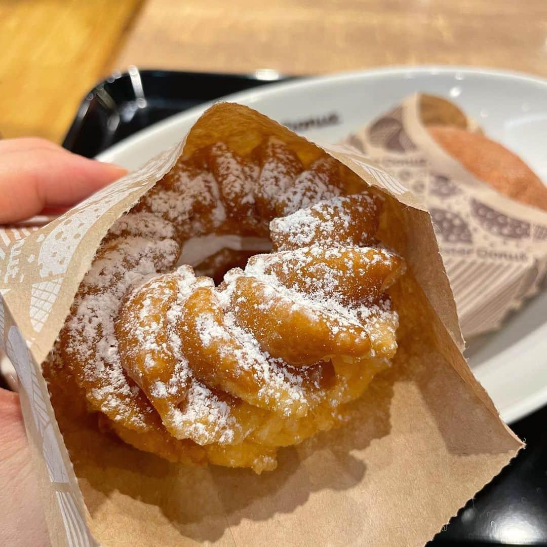 馬渕史香さんのインスタグラム写真 - (馬渕史香Instagram)「ミスドのHPに載ってないドーナツが美味しかったー🍩  エンゼルクリームのメープルとシュガーレイズドのシナモン 　 　 #ミスド #misterdonut #スイーツ #sweets #おやつ #おやつタイム #裏メニュー」8月15日 14時50分 - fumika0902