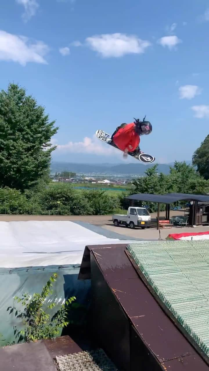 上田ユキエのインスタグラム：「July 2023. 🍉🇯🇵 @tora_orion_k @obuse_quest  #スノーボード #夏 #小布施クエスト #日本   @burton @burtonsnowboards @oakleyjapan @volcom @volcomsnow @volcomjapan @unfudge_official @hayashiwax @cocopalm3s @mammothtrampolineclub @mammothunbound @mammothmountain #snowboarding #japan」