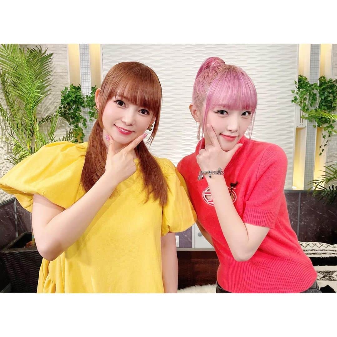 中川翔子のインスタグラム：「音ボケpopsにきてくれました YENAさん　めちゃくちゃかわいい！ ピンク似合いすぎてます！ ファンになっちゃいました 髪ピンクやりたかった人生でした、、！   #yena  #音ボケpops  #中川翔子  #しょこたん」