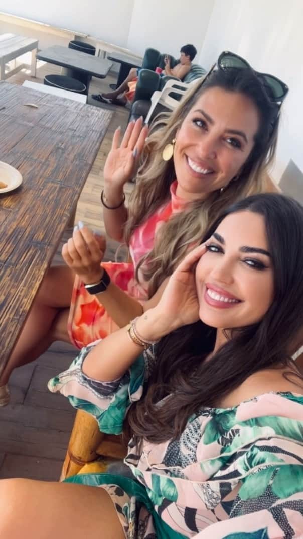 ヨランテ・ヴァン・カスベルヘンのインスタグラム：「“Who needs reality TV when you have a house full of sisters? 😁😅🥰🤭🙄🤣🤪😜🤓🙃🤯🫣🤫🥴😍」