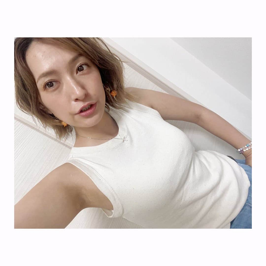 杜野まこさんのインスタグラム写真 - (杜野まこInstagram)「＼オレンジローズのピアス🧡／  先日、生配信番組でつけていたピアス。 あやっぺがお誕生日プレゼントに贈ってくれたんだ☺️ 上品で華やかで元気も感じる。 可愛い〜でしょ〜✨✨✨  どうかな？　にあう？？？  ちなみにオレンジローズの花言葉は 『絆・幸多かれ・信頼・熱望・健やか』だって🧡🧡🧡  ウレシーブ😍✨  #オレンジローズ #花言葉 #絆 #orangerose #ピアス #お気に入り #洲崎綾 ちゃん #ありがとう」8月15日 15時13分 - makomorino