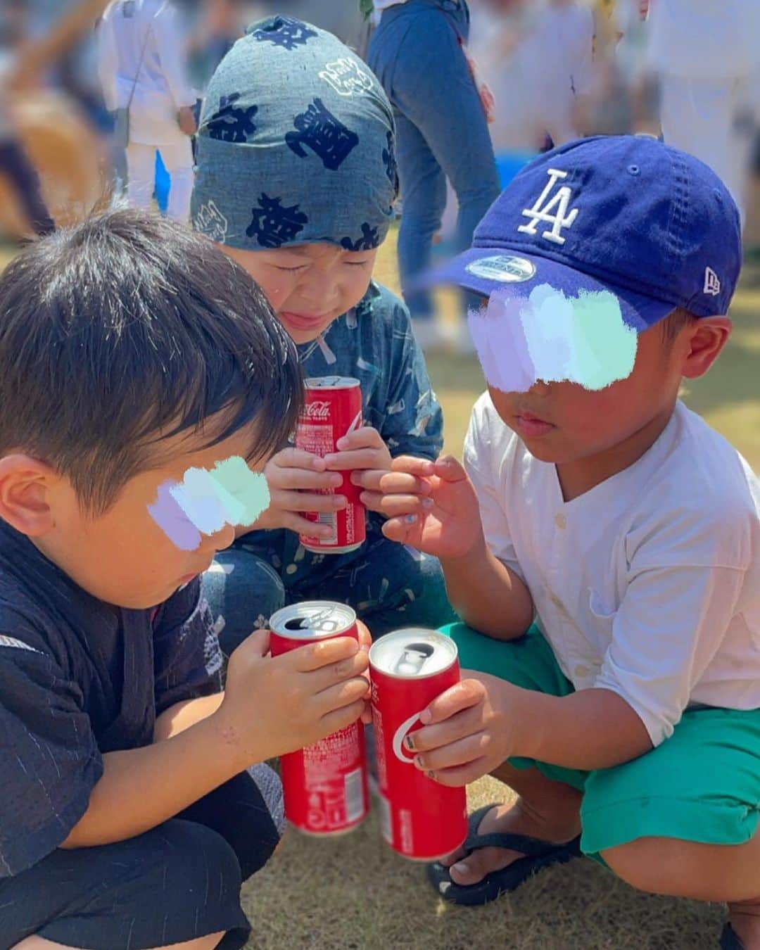のインスタグラム：「子供神輿後の ジュースやプールは最高だったね〜♡  子供神輿が終わってからは 大人神輿の水掛けを やらせていただきました！  熱気が冷めず みんな水掛けー✴︎ ここぞとばかりに 桶でかけまくる〜  いつもは、人に水をかけたら 怒られるのに かけても怒られない笑  子供達にしたら 最高な日ですね♪  みんなで満喫して 夏らしい行事に参加出来て良かった  来年もお友達と一緒に 参加出来ますように♡  #夏の思い出  #夏の風物詩  #アイス  #プール  #水掛け  #最高」