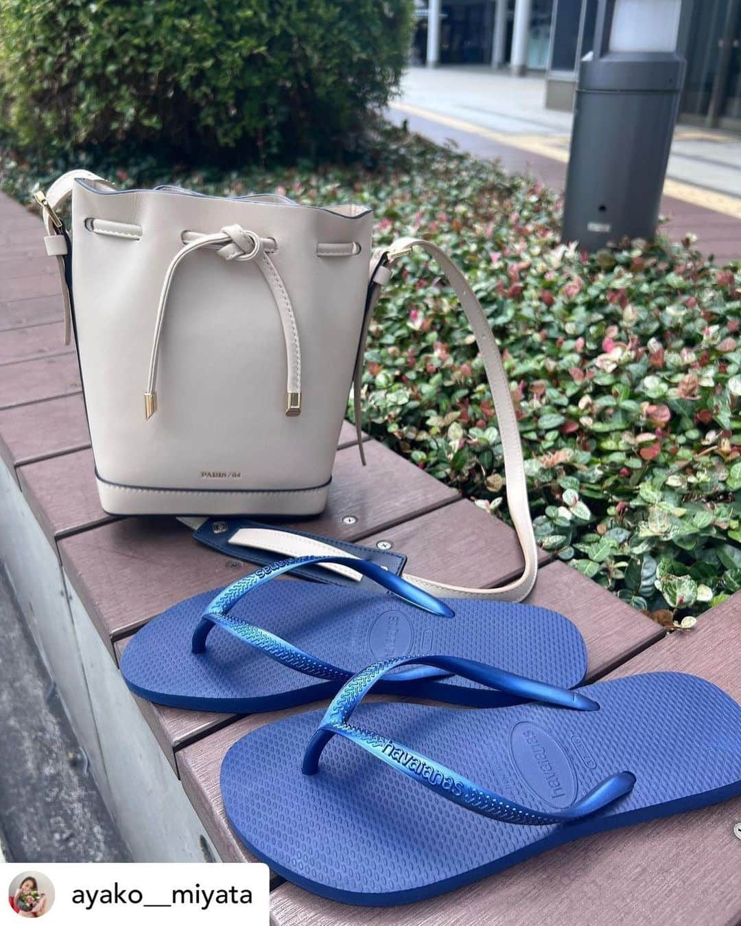 havaianas_japanさんのインスタグラム写真 - (havaianas_japanInstagram)「Posted @withregram • @ayako__miyata 🩴 ネイビーサンダル💙今年ビーサン3つのカラーをローテーションしてます ネイビー、ピンク、ブラックどれも使いやすくて他の色も欲しくなっちゃう、笑 大草直子さん（同い年）も愛用されている大人のビーサン🩴  Thank you @havaianas.japan   🦋8/26(土)大阪「宮田綾子の結果にこだわるインスタセミナー」開催 最新のインスタの上手な使い方をお話しします🎤どなたでも気軽にお越しください♩ 詳細はプロフィールURLから👆申込後すぐにメールが届きますのでご確認ください📩 ❤️ @ayako__miyata ←21.2万フォロワーありがとう❤️  #ハワイアナス #ビーチサンダル #designedforafreelife  #ビーサン #大人カジュアル #50代ファッション #50代コーデ #アラフィフコーデ #アラフィフファッション #アラフォーコーデ #アラフォーファッション #夏コーデ #夏ファッション #ザラジョ #ザラコーデ」8月15日 15時18分 - havaianas.japan