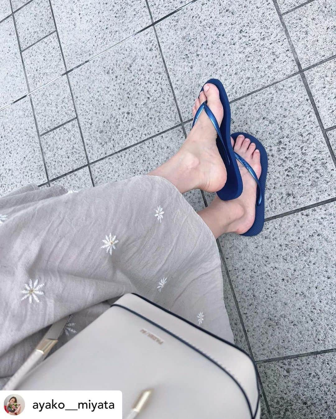 havaianas_japanさんのインスタグラム写真 - (havaianas_japanInstagram)「Posted @withregram • @ayako__miyata 🩴 ネイビーサンダル💙今年ビーサン3つのカラーをローテーションしてます ネイビー、ピンク、ブラックどれも使いやすくて他の色も欲しくなっちゃう、笑 大草直子さん（同い年）も愛用されている大人のビーサン🩴  Thank you @havaianas.japan   🦋8/26(土)大阪「宮田綾子の結果にこだわるインスタセミナー」開催 最新のインスタの上手な使い方をお話しします🎤どなたでも気軽にお越しください♩ 詳細はプロフィールURLから👆申込後すぐにメールが届きますのでご確認ください📩 ❤️ @ayako__miyata ←21.2万フォロワーありがとう❤️  #ハワイアナス #ビーチサンダル #designedforafreelife  #ビーサン #大人カジュアル #50代ファッション #50代コーデ #アラフィフコーデ #アラフィフファッション #アラフォーコーデ #アラフォーファッション #夏コーデ #夏ファッション #ザラジョ #ザラコーデ」8月15日 15時18分 - havaianas.japan