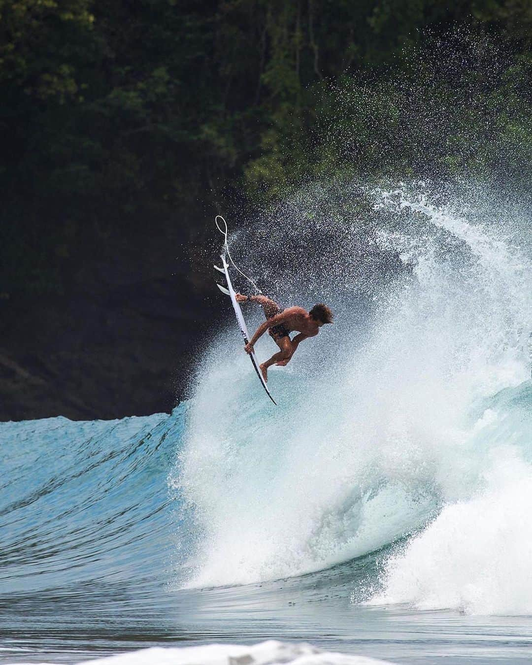 ビラボンのインスタグラム：「The good place.  仲間たちとの最高な時間。  @bronson_meydi , @_kianmartin , @jaiglindeman and @taibuddha   #LifesBetterInBoardshorts」