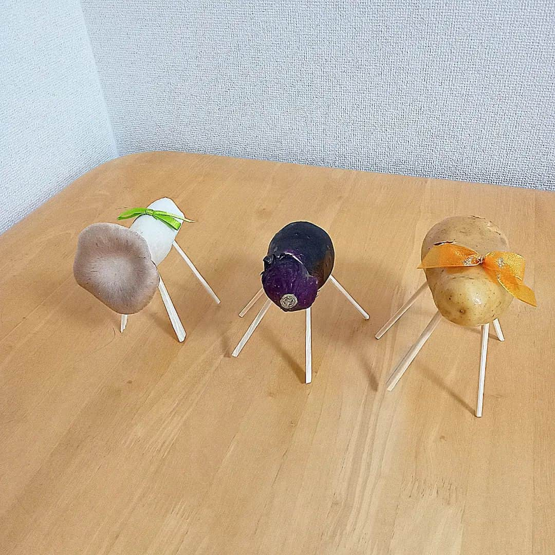 sweet_strawberryさんのインスタグラム写真 - (sweet_strawberryInstagram)「【令和のお盆】 【#精霊馬 】フォーメーション🍆🥔🍄 茄子先輩がリーダー🍆 · #可愛く見えてきた #作ってみた#代用#精霊馬と精霊牛#精霊牛#お盆#令和版#夏野菜#茄子#なす#じゃがいも#エリンギ#違う#レンズ越しの私の世界#フォーメーション#並び」8月15日 15時22分 - sweet_strawberry