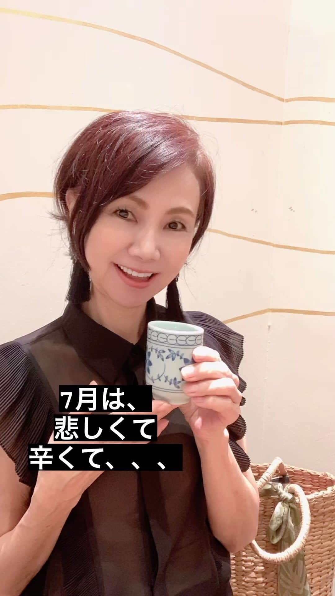 石津香織のインスタグラム：「辛い時は、 美味しい😋物を 食べて  気分転換❤️  大阪梅田にある 有名な ふくよしさんへ @fukuyoshi.honke   鮨9貫＋ 天ぷら５種＋ 小鉢＋ 赤出汁＋ ドリンク1杯  で 2700円⭕  34才年下彼氏も、 大満足💓  見た目も ゴージャスで  流石、 お寿司🍣が 美味しい😋  美味しいと 思ったら、  なんと お鮨のネタは  中央市場を通さず、 漁港からの 新鮮直送魚を使用‼️🐟🐟🐟🐟🐟✨  梅田のオシャレな 富国生命ビル地下2階に あって 便利な場所😋  ちょっと贅沢だけど 満足間違いなしの  リニューアルオープンした 【本家　富久佳】 @fukuyoshi.honke  さんで 至極の贅沢ランチセット 鮨9貫＋天ぷら５種＋小鉢＋赤出汁 を、  食べてみてૅ˘็ੋ͈◡ुً☬ཻैั້͈ ❤  PR @fukuyoshi.honke #梅田ランチ #梅田グルメ #梅田寿司 #天ぷらランチ #大阪寿司 #富久佳」