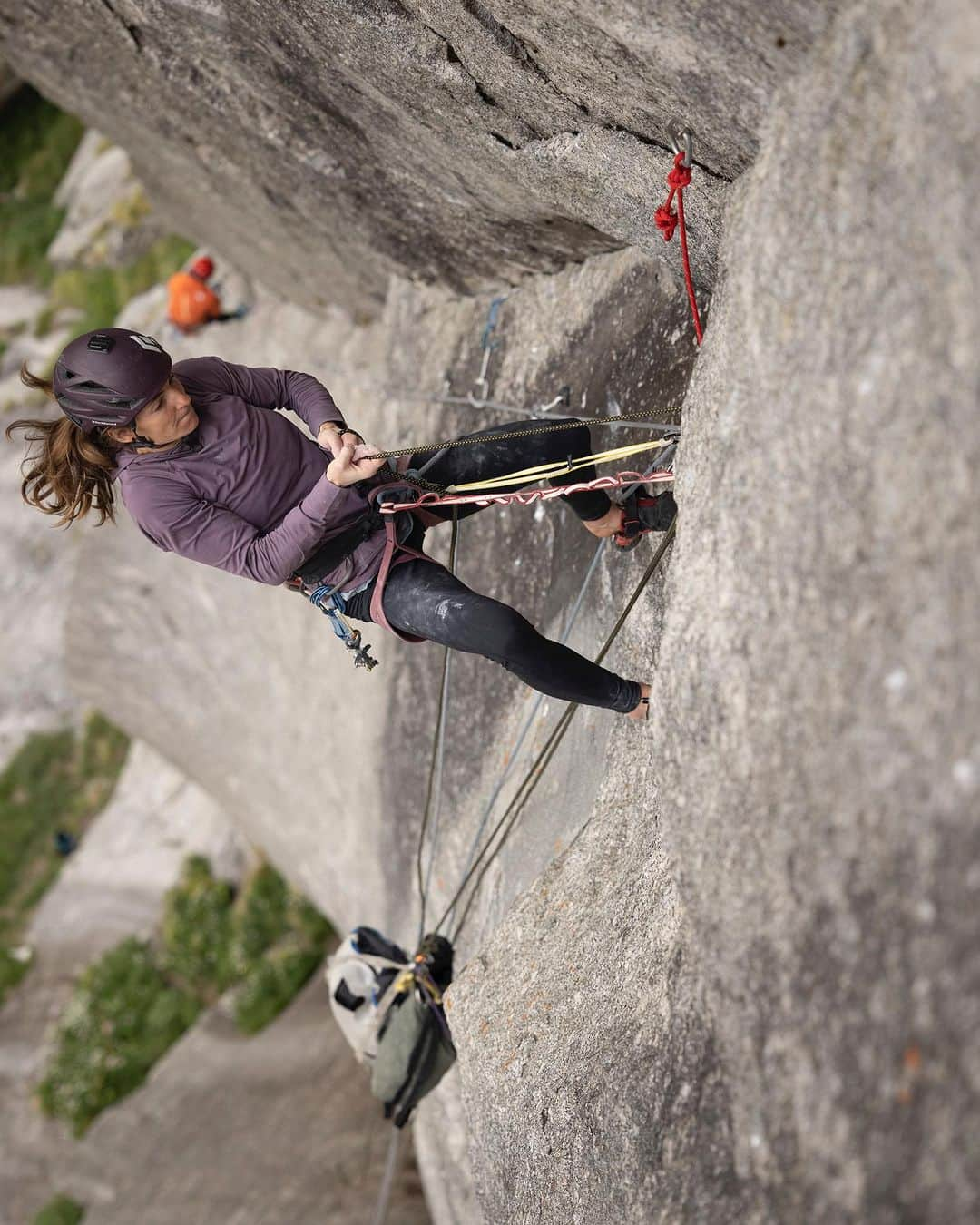 バーバラ・ザンガールのインスタグラム：「Today we go back to Val di Mello! Excited to work our way up on Qualido; entering (for us) new land. Will be lots of work to replace some very old gear, cleaning cracks searching for a way to free climb the first part of the wall. Lot’s of unknown is waiting for us! Excited!   @blackdiamond @lasportivagram @corosglobal @vibram @powerbar @frictionlabs   📸 @alpsolut.pictures」