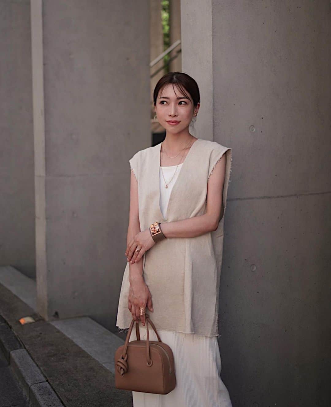 喜田彩子のインスタグラム：「⁡ 2週間の旅行から帰りやっと日常に戻った我が家🏠 ⁡ 習い事に行ったり、お友達と会ったり 家族でお出かけしたりのんびりお盆休みを満喫中！ ⁡ ⁡ 韓国振り返りをフィードやストーリーに投稿しつつ そろそろ普段の投稿もしていきます🫡💚 ⁡ 韓国も暑かったけど、やっぱり日本の湿気はどえらいね。 ⁡ リネン混のVネックベストと リブワンピースがセットのアンサンブル！ ⁡ ベストはトレンドのディープVネックデザインで 涼しく着られるリネン混素材🌿 ワンピースはリブ素材のマキシ丈で 1枚でもすっきりと着られるシルエットでとにかく楽ちん♡ ⁡ ⁡ VEST・ONEPIECE... @bonjoursagan  BAG... vasic SHOES... un3d ⁡ ⁡ 暑くてコーデを考えるのがしんどい時も これだけあればコーデが決まるし それぞれ別のアイテムと合わせても使えるよっ◎ ⁡ ⁡ #bonjoursagan #着回しコーデ #ワンピースコーデ #fashion #outfit #ootd #coordinate #패션 #오오티디 #데일리룩 #코디스타그램 #악세사리 #오늘뭐입지 #좋아요 #156センチコーデ #sサイズコーデ #夏コーデ #bs_style #ファッション #コーディネート #コーデ」