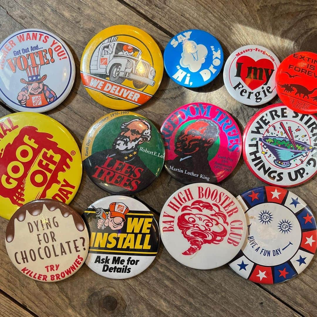 kiarrysのインスタグラム：「Vintage Pin Buttons ¥380~ New in.お気に入り落とすとツラい缶バッチわかっちゃいるけど買っちゃうんですよね。」