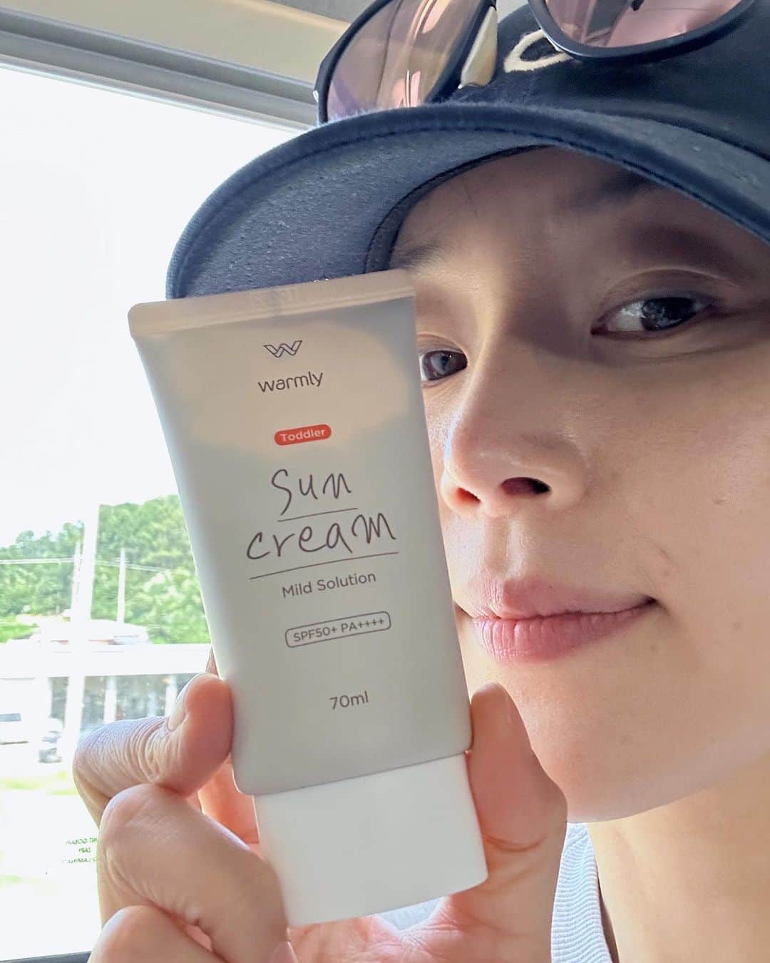 ハン・ジヘのインスタグラム：「올 여름 아기 썬크림과 클린징 패드는 윔리 @warmly_official  #광고모델로 있는 웜리의 썬크림은 엄마랑 아빠랑 아가랑 같이 쓱쓱 덧바르고 순한 클린징 패드로 간편하게 지워요! 👍🏻」
