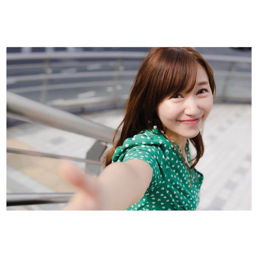 開高明日香のインスタグラム：「ポートレート〜三ノ宮編〜コレでおしまい🩷 涼しくなったら、また違う場所で撮ってもらいたい☺️  台風、皆様十分にお気をつけくださいね。  #ポートレート #ポートレート撮影 #三宮 #三ノ宮」