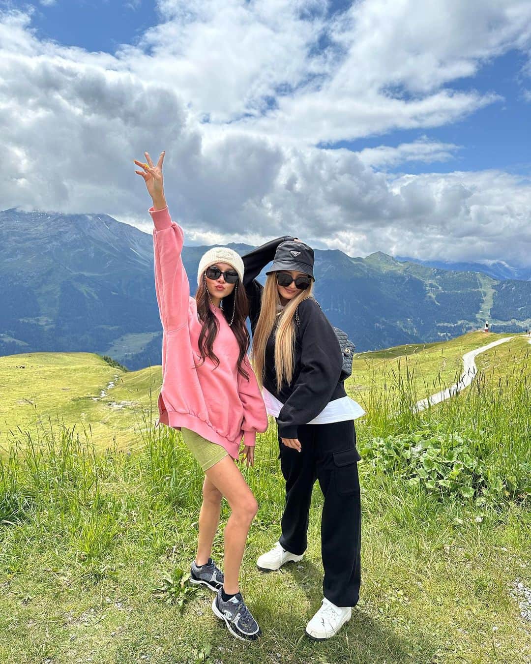 koyuさんのインスタグラム写真 - (koyuInstagram)「👭🫶✨🇨🇭 . #switzerland #switzerland🇨🇭 #switzerland_vacations #switzerland_destinations #alps #alpsmountains #swissalps」8月15日 15時54分 - koyu1215