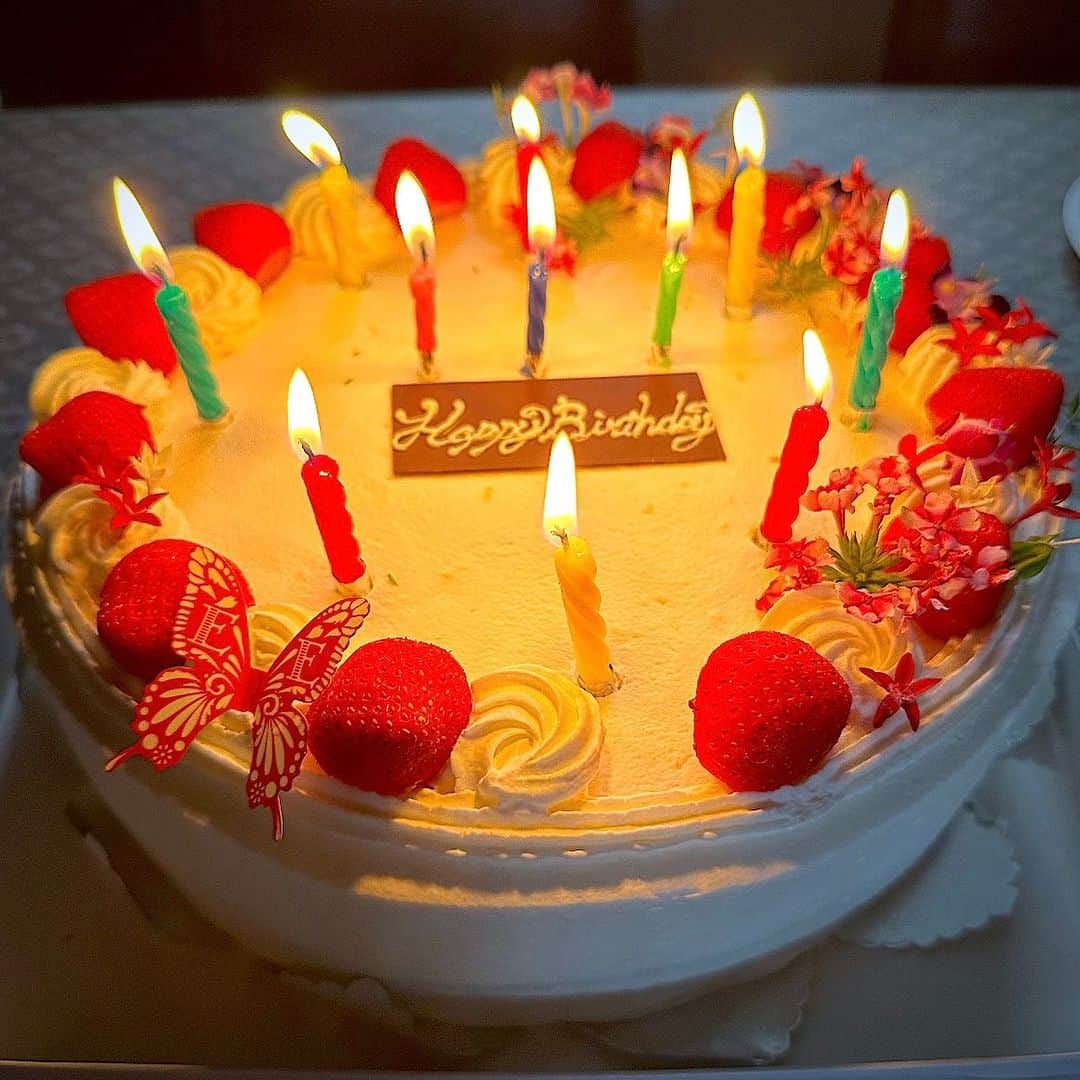 山田佳子のインスタグラム：「⁡ 母のお誕生日を家族みんなでお祝いしました🎉🎂🎁🎈 母の健康と幸せな日々を願って…✨ ⁡ #happybirthdaymom❤️ #82歳おめでとう  #家族でお祝い #いつまでも元気でいてね  #楽しい時間 #特別な日 #8月15日 #誕生日ケーキ🎂 #エルベラン #夙川美味しいお店」