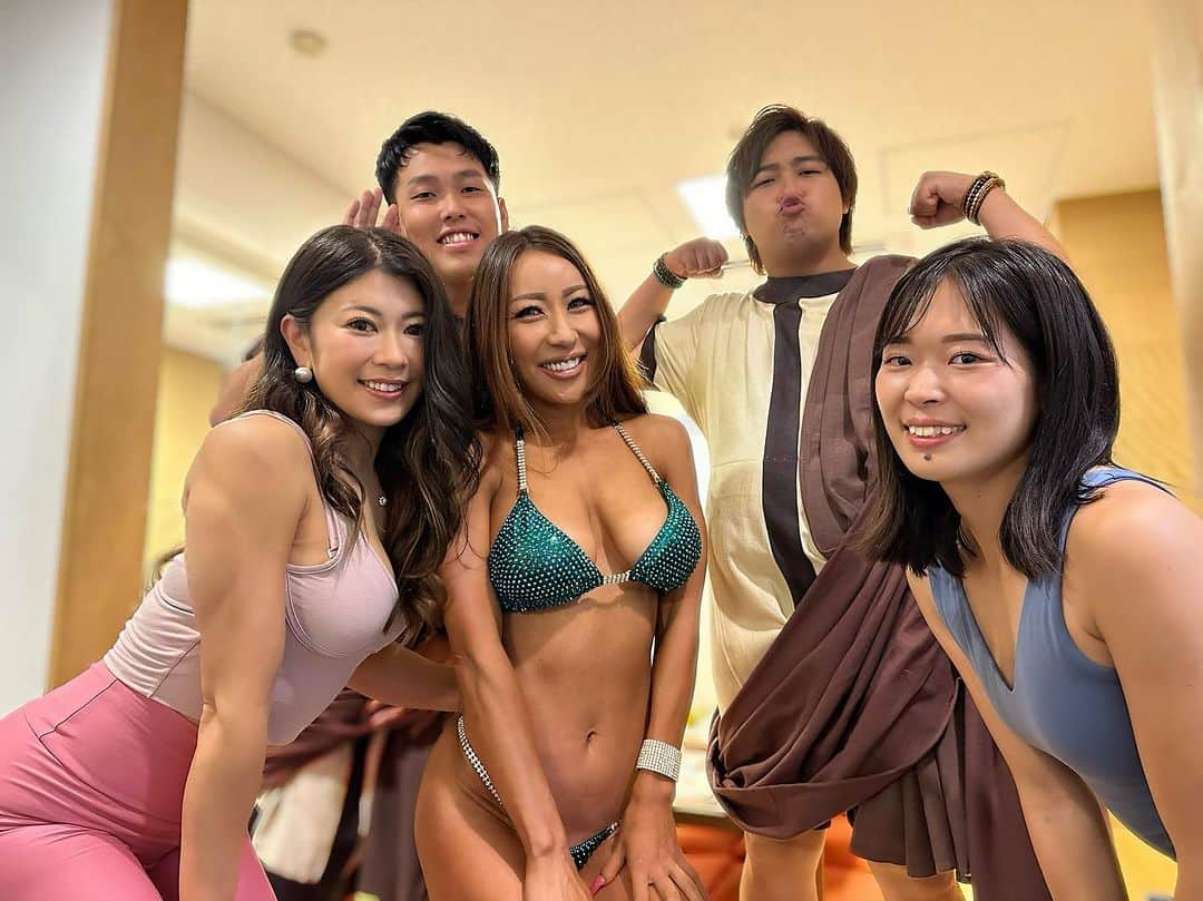 mizukiさんのインスタグラム写真 - (mizukiInstagram)「女子の控室は @mana_ifbbpro @yuka.curiosa  お二人とご一緒できて 楽しかったです😍🫶💞  出番前のパンプアップは 必須ですね🫣🍑💪🏾💖  いよいよ 今日の深夜放送です📺💫 お尻の神として 出させていただきます🍑🫣  ※放送時間が23:17〜に変更です⚠️  ぜひ見てやってください🥰🙏 メンションしていただけると 喜びます👼💞えへへ  ⇩⇩⇩⇩⇩⇩  ブラマヨ×業界神セブン ～神のみぞ知る○○業界のスゴい話～  2023年8月15日(火)　よる11:47～放送 ※「熱闘甲子園」が放送休止の場合、よる11時17分から放送。  関西圏のみ放送 Ameba TV, TVER でご覧頂けます📺💫  #ブラマヨ #業界神セブン #朝日放送 #テレビ朝日 #特番 #関西神トレーナー #お尻の神」8月15日 16時06分 - mzk_fit