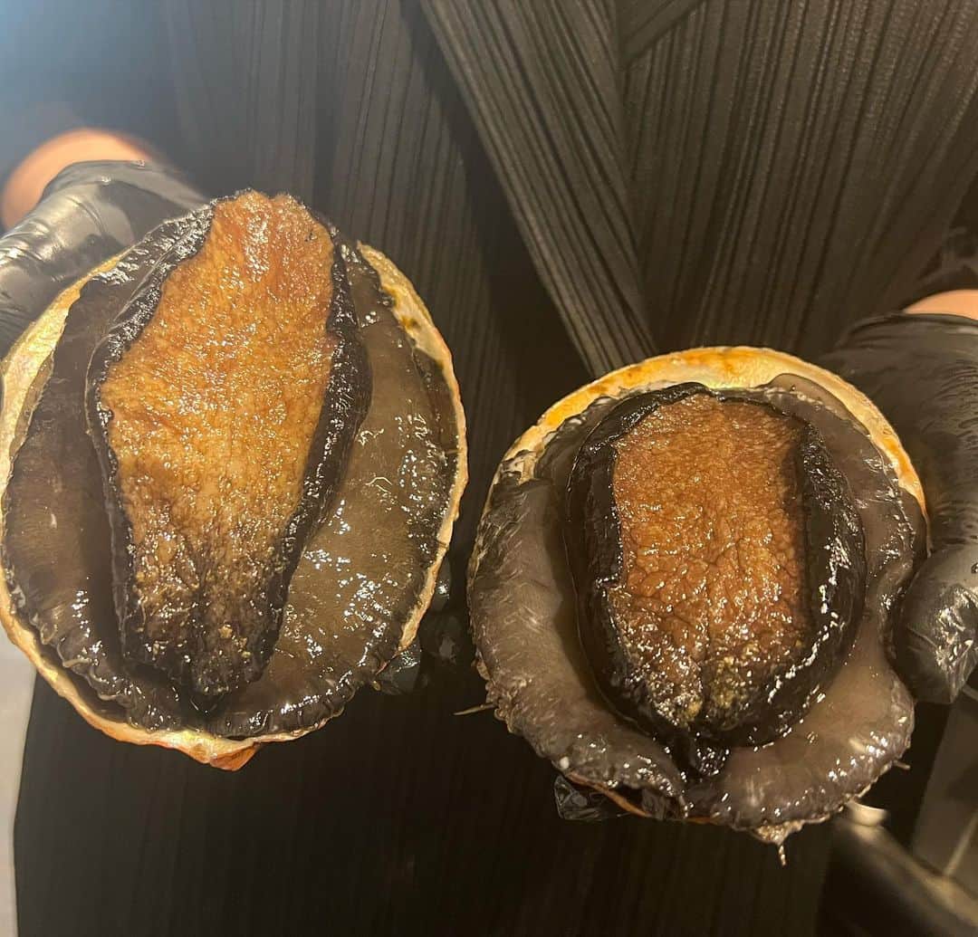 庄司夏子さんのインスタグラム写真 - (庄司夏子Instagram)「Australian farmed abalone,served with baby corn and abalone liver sauce.  Natural Abalones are one of my favorite ingredients, and also I have fond memories of researching various ways to prepare them with chef friends.  However, according to the Ministry of Agriculture, Forestry, and Fisheries, the domestic catch of wild abalones has declined from 6466 tons in 1970 at its peak, to 829 tons in 2019.  On December 9, 2022, the IUCN (International Union for Conservation of Nature and Natural Resources) released the latest edition of its Red List, which assesses the extinction risk of creatures in the world.  This time, Haliotis discus discus, Haliotis gigantea and Haliotis madaka, three types of abalones known as luxurious food, were listed as "endangered" species.  In response to this, Restaurant été will basically refrain from using these three types of abalones for the time being.  We will continue our efforts to keep the environment sustainable.  https://www.newsonjapan.com/html/newsdesk/article/136271.php  鮑には歴史がありいろいろな調理法を友人料理人と研究したり思い出深い食材で、素晴らしい食材です。 しかし、農林水産省によると、国内の天然アワビ類の漁獲量は、1970年の6466トンをピークに、2019年には829トンまで減少しています。  IUCN（国際自然保護連合）は2022年の12月9日、世界の生き物の絶滅危険度を評価したレッドリストの最新版を公表しました。 今回、日本近海で取れる高級食材のクロアワビ、メガイアワビ、マダカアワビについて、「絶滅危惧種」に指定されました。 これを受け、レストランétéではGalaやchefイベント含め当面の間以上の3種類の鮑の使用を基本的に自粛致します。」8月15日 16時06分 - natsuko.ete