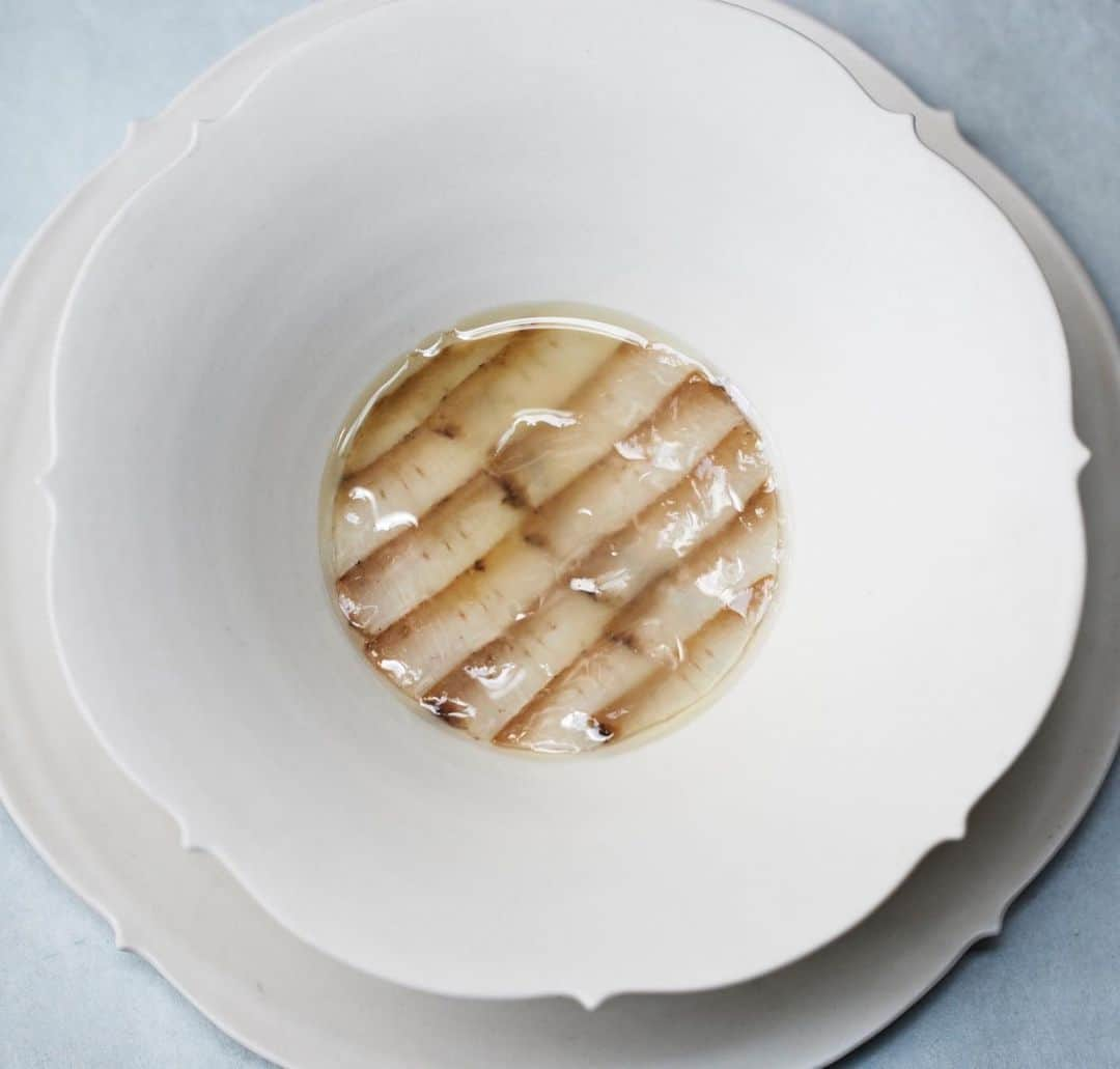 庄司夏子のインスタグラム：「Australian farmed abalone,served with baby corn and abalone liver sauce.  Natural Abalones are one of my favorite ingredients, and also I have fond memories of researching various ways to prepare them with chef friends.  However, according to the Ministry of Agriculture, Forestry, and Fisheries, the domestic catch of wild abalones has declined from 6466 tons in 1970 at its peak, to 829 tons in 2019.  On December 9, 2022, the IUCN (International Union for Conservation of Nature and Natural Resources) released the latest edition of its Red List, which assesses the extinction risk of creatures in the world.  This time, Haliotis discus discus, Haliotis gigantea and Haliotis madaka, three types of abalones known as luxurious food, were listed as "endangered" species.  In response to this, Restaurant été will basically refrain from using these three types of abalones for the time being.  We will continue our efforts to keep the environment sustainable.  https://www.newsonjapan.com/html/newsdesk/article/136271.php  鮑には歴史がありいろいろな調理法を友人料理人と研究したり思い出深い食材で、素晴らしい食材です。 しかし、農林水産省によると、国内の天然アワビ類の漁獲量は、1970年の6466トンをピークに、2019年には829トンまで減少しています。  IUCN（国際自然保護連合）は2022年の12月9日、世界の生き物の絶滅危険度を評価したレッドリストの最新版を公表しました。 今回、日本近海で取れる高級食材のクロアワビ、メガイアワビ、マダカアワビについて、「絶滅危惧種」に指定されました。 これを受け、レストランétéではGalaやchefイベント含め当面の間以上の3種類の鮑の使用を基本的に自粛致します。」