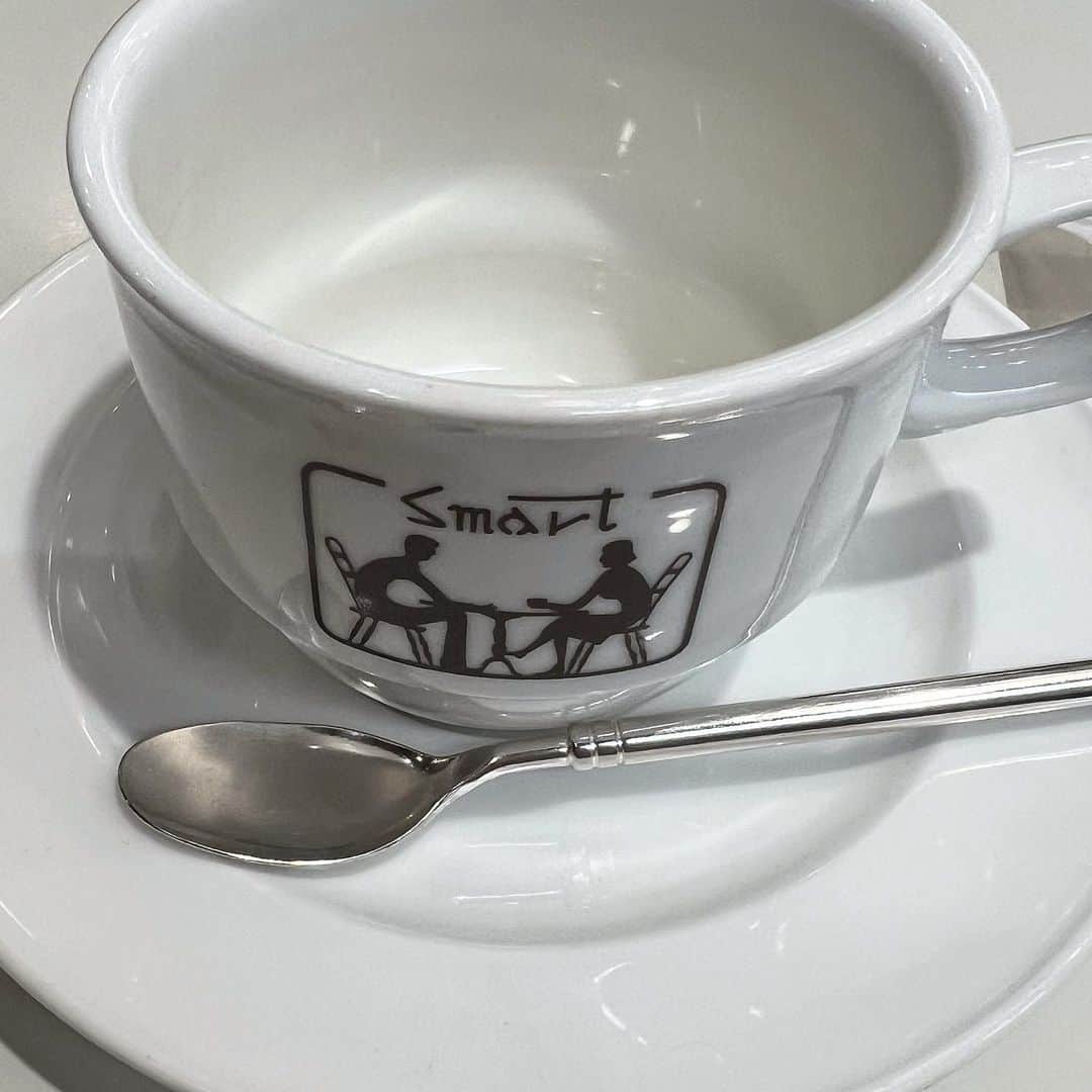 sorさんのインスタグラム写真 - (sorInstagram)「・ ・ ・ smart  coffee ・ ・ 2代目焙煎機を横目に 正統派ブラックコーヒー しみわたる ・ たまごサンド フレンンチトースト いやいやいやいや鬼凄仕上がり ・ 秒完食 ・ ・ ・ #京都の記録　　✏︎✏︎✏︎✏︎✏︎✏︎ #スマート珈琲 #artm食履歴」8月15日 16時08分 - aaraataamaa