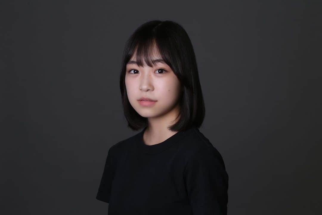新井美羽のインスタグラム：「舞台『千と千尋の神隠し』 本日３日目を迎えました！🏮 毎日とても楽しんでいます。  初舞台の私にとって、 カーテンコールでお客さんから拍手を頂くことがすごく幸せです。 目の前にお客さんがいるからこその緊張やワクワクを感じています！  そして、千尋のアンダースタディをすることになりました。 初めてのことばかりで 最初はとても緊張しましたが、カンパニーの皆さんに沢山助けていただき、頑張っています！  残りの公演も全力で行きます🔥  #千と千尋の神隠し #新井美羽 #トップコート #topcoat」
